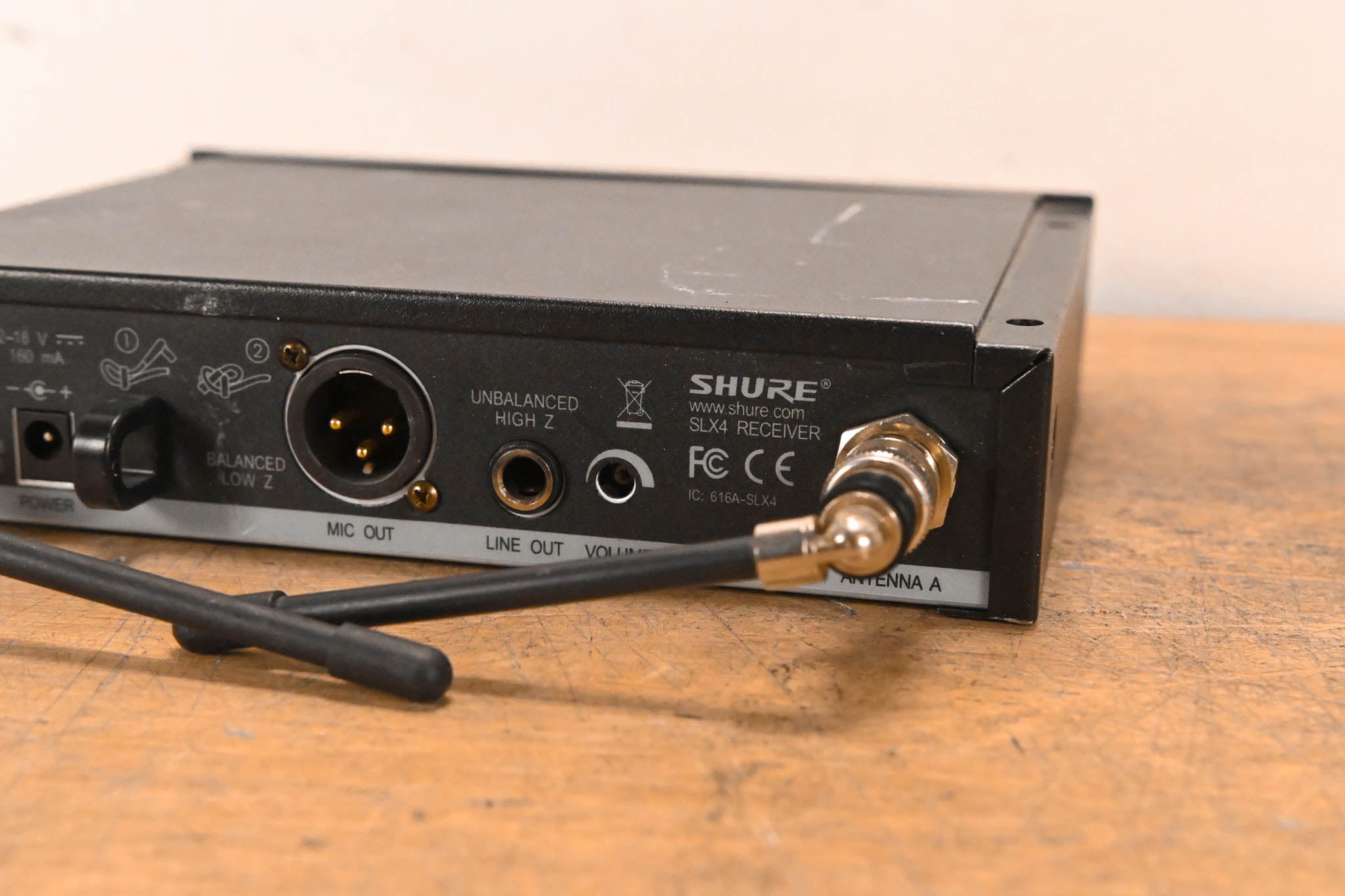 Shure SLX4 Wireless Receiver - J3 Band: 572-596 MHz (NO POWER SUPPLY)