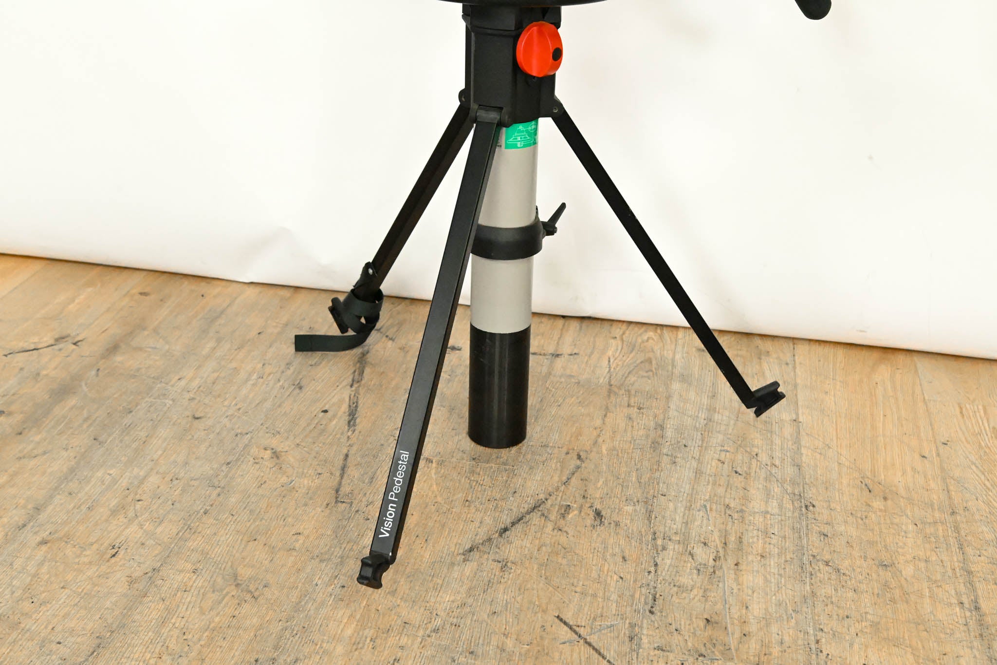 Vinten Vision 11 Fluid Head with 3320 Vision Pedestal