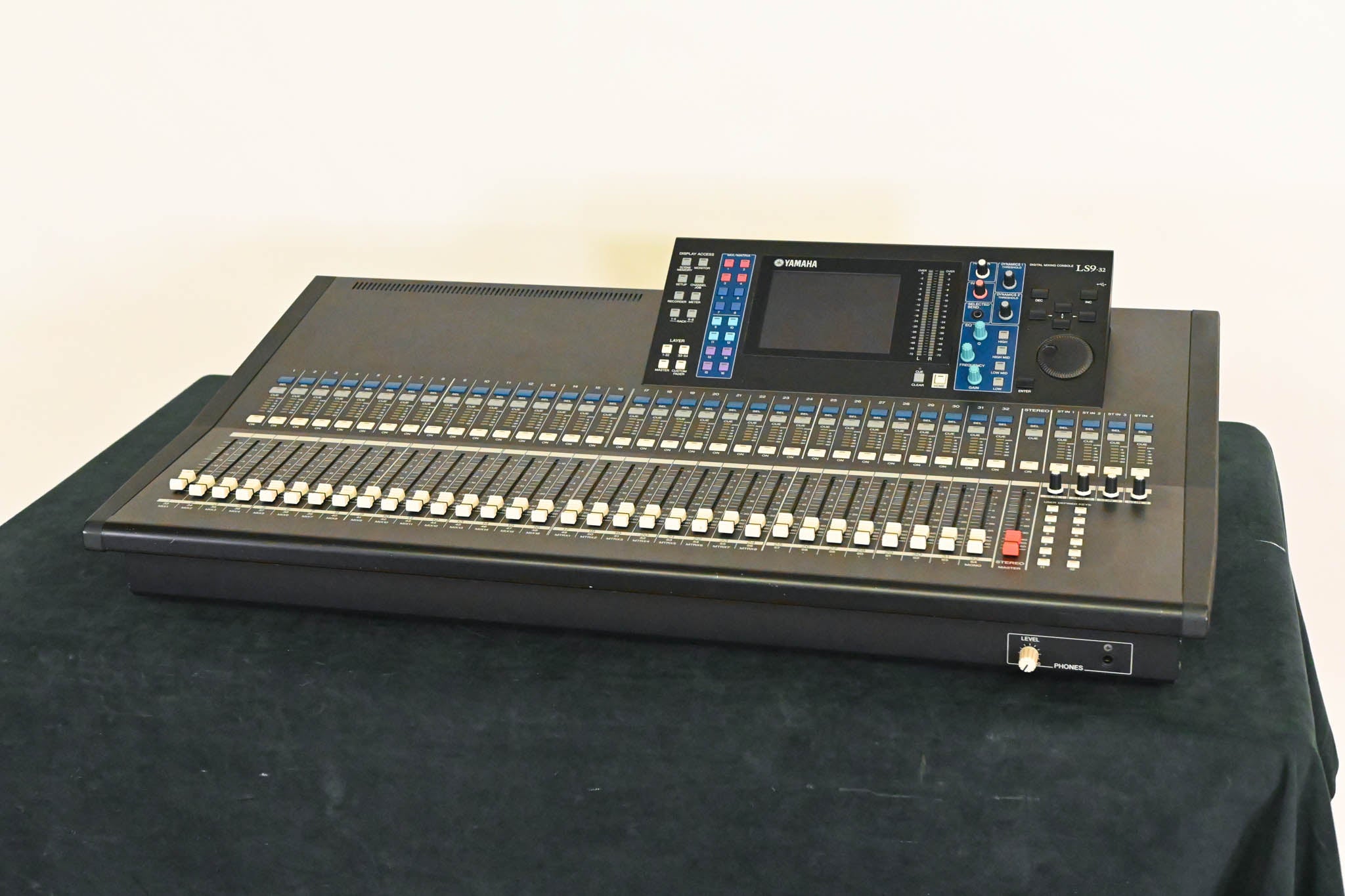 Yamaha LS9-32 32-Input Digital Mixing Console