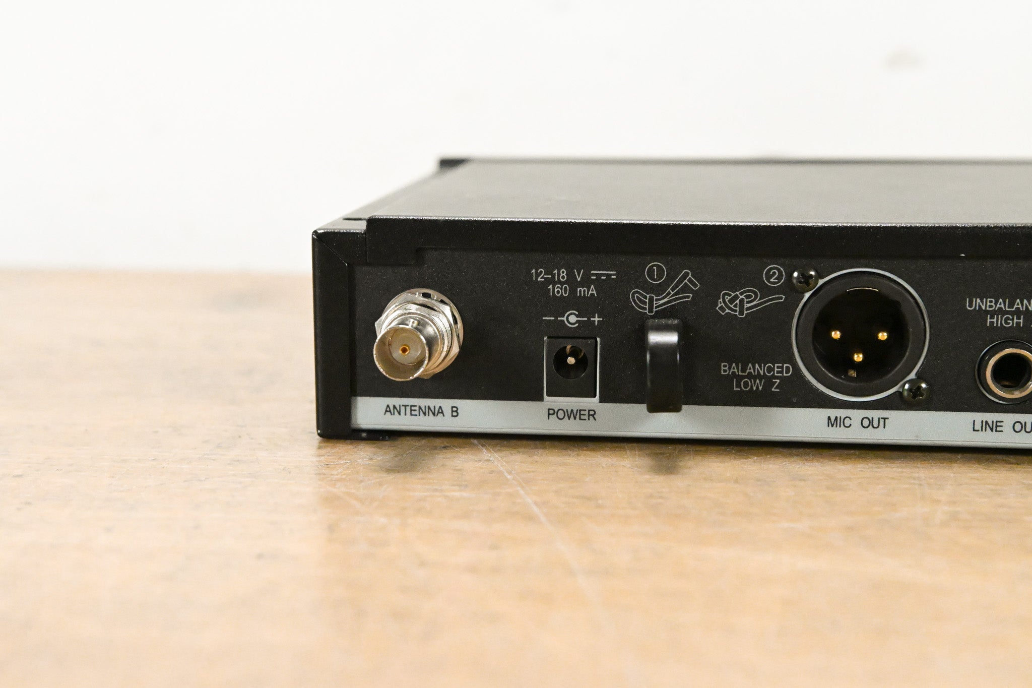 Shure SLX4 Wireless Receiver - J3 Band: 572-596 MHz (NO POWER SUPPLY)
