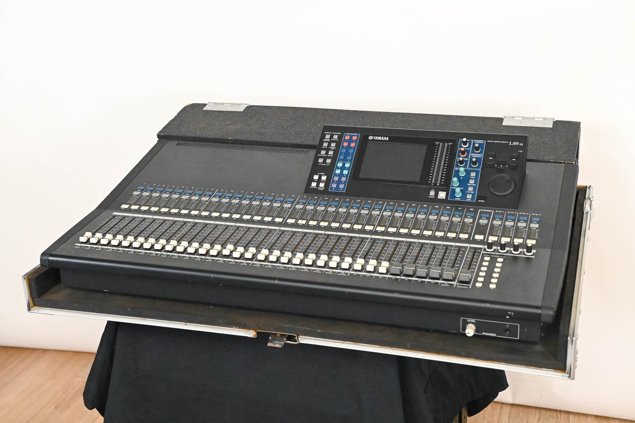 Yamaha LS9-32 32-Channel Digital Mixing Console with Road Case
