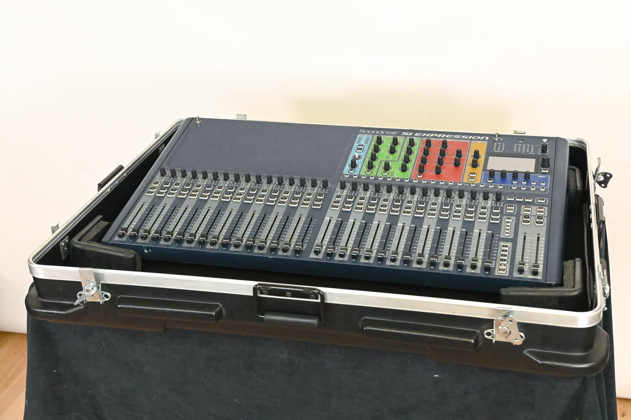 Soundcraft Si Expression 3 32-Channel Digital Mixer with SKB Case