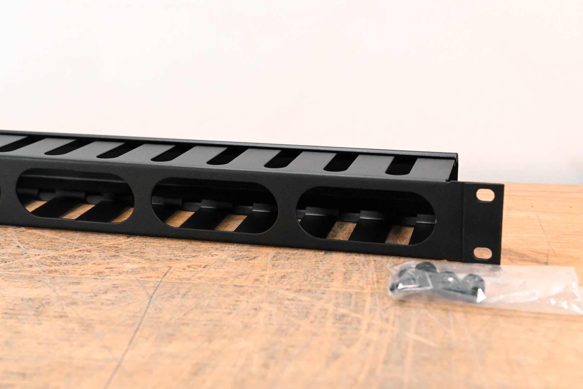 Gator Rackworks GRW-PNLCBLMNG1 1U Cable Management with Cap