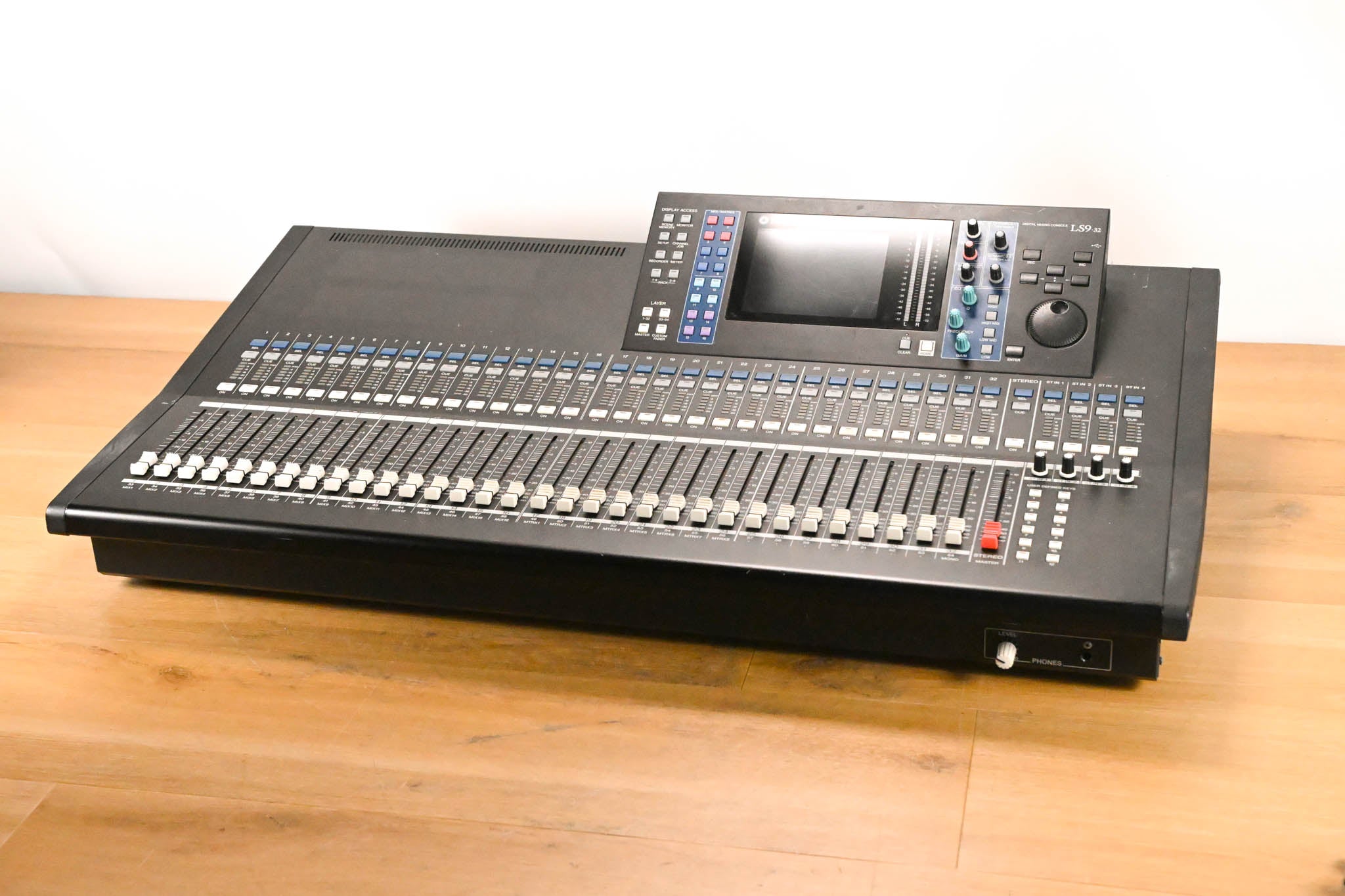 Yamaha LS9-32 32-Input Digital Mixing Console