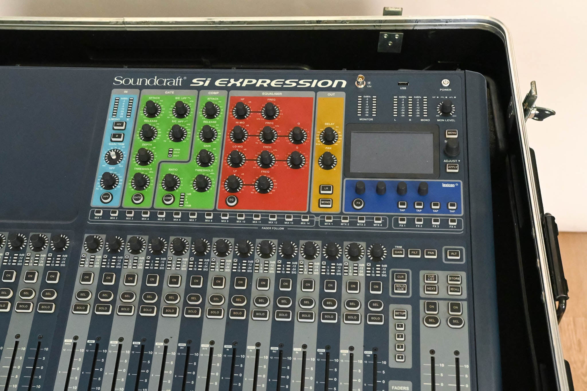 Soundcraft Si Expression 3 32-Channel Digital Mixer with SKB Case