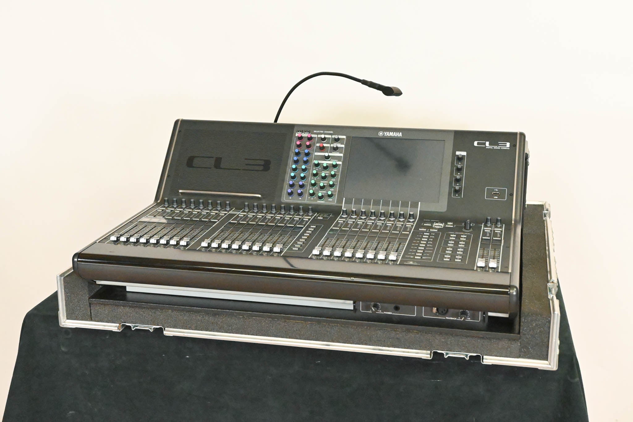 Yamaha CL3 Digital Audio Mixing Console with Road Case
