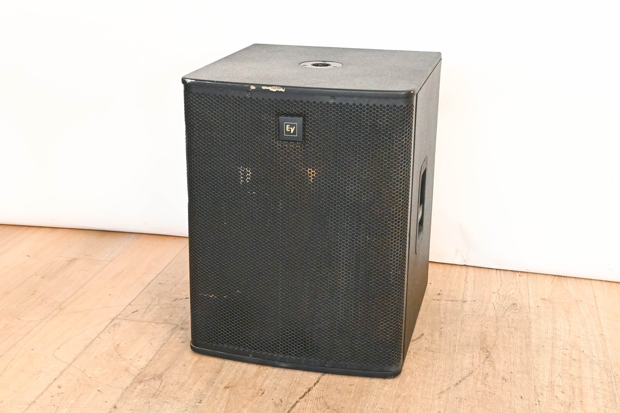 Electro-Voice (EV) ELX118P 700W 18" Powered Subwoofer