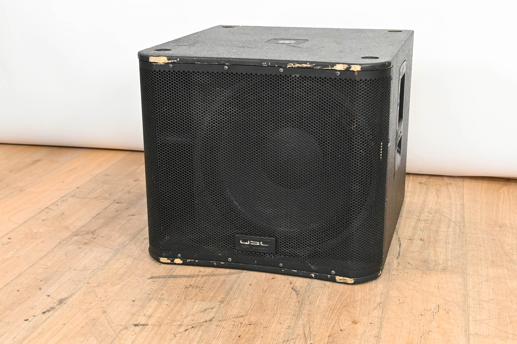 QSC KW181 1000W 18" Powered Subwoofer