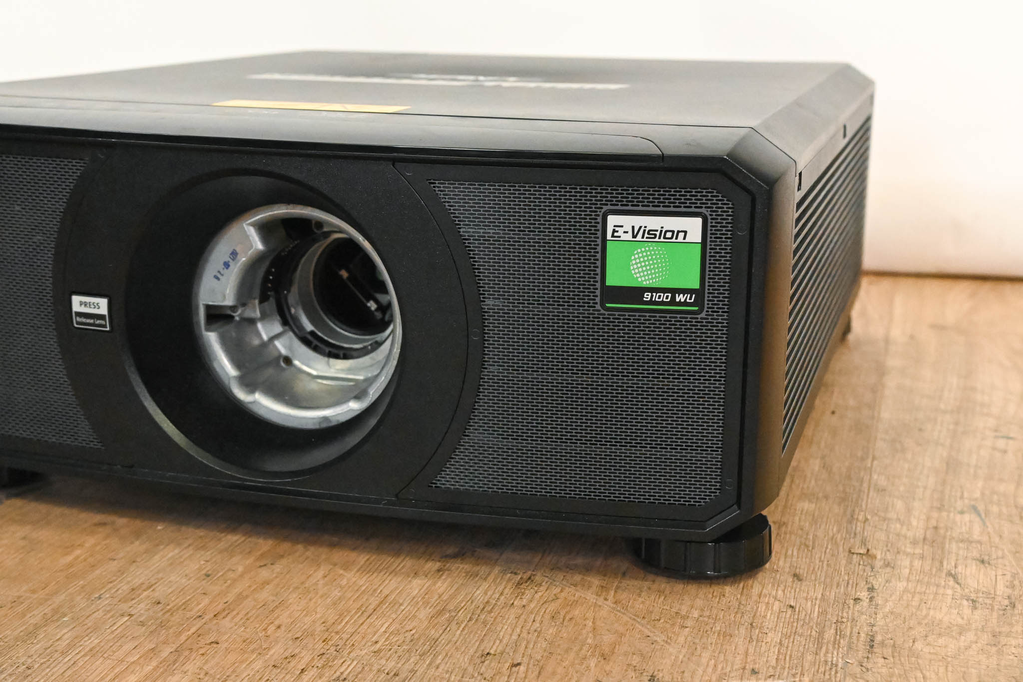 Digital Projection E-Vision 9100 WU WUXGA Large Venue DLP Projector
