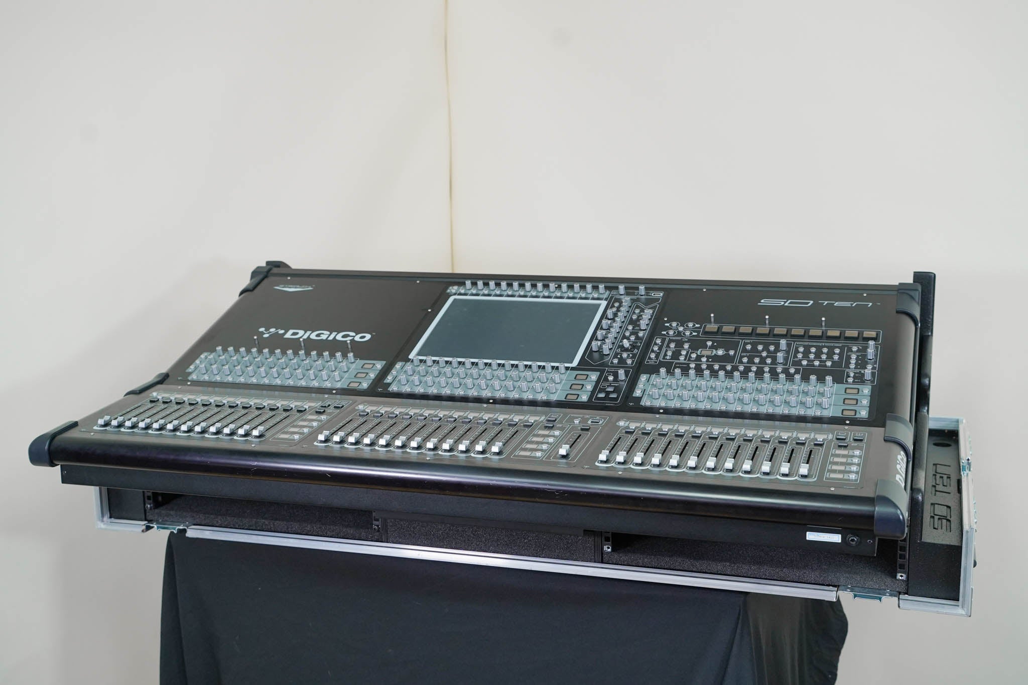 DiGiCo SD10 w/ Waves Upgrade, 192 kHz SD-Rack + Road Case