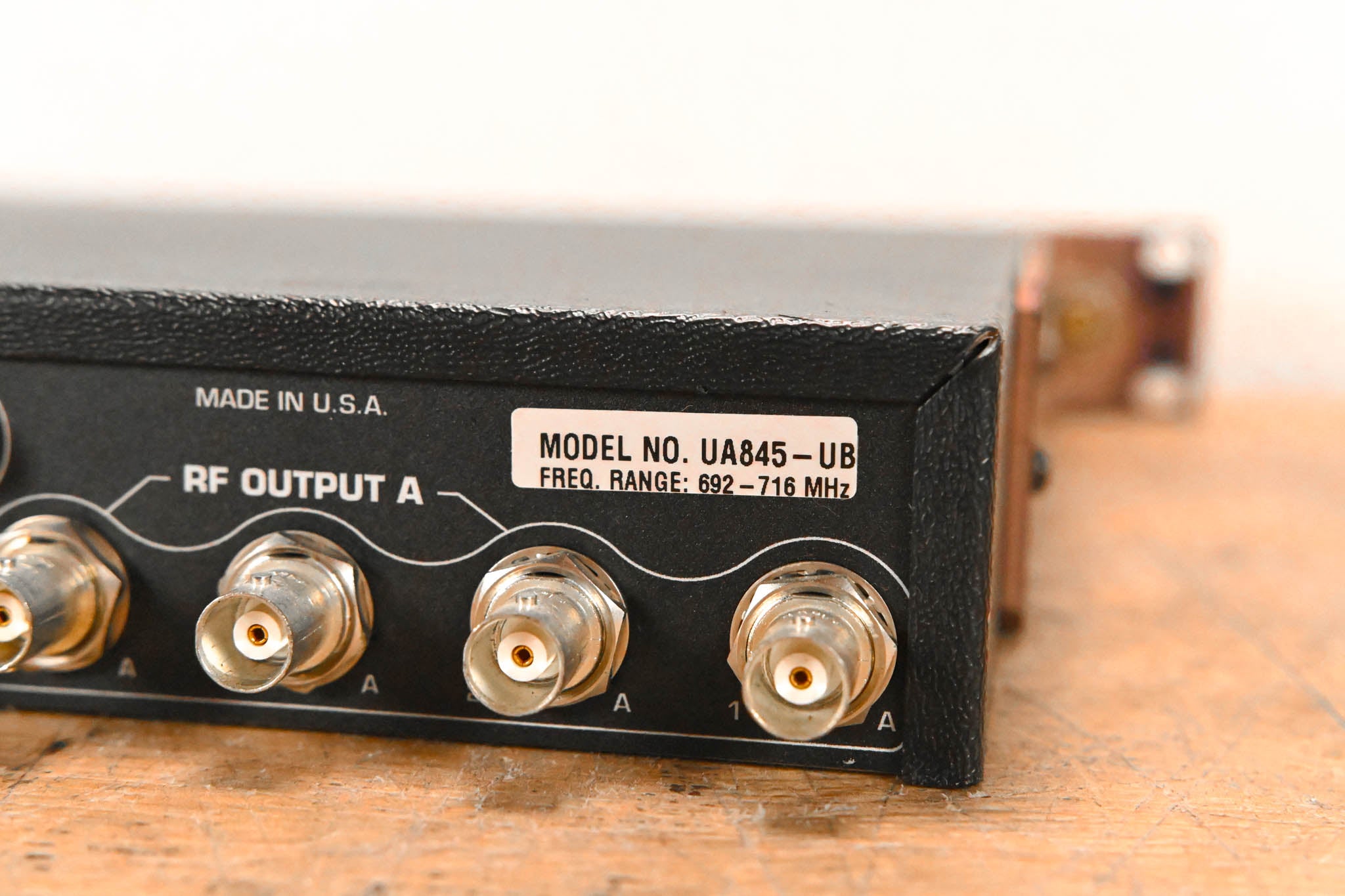 Shure UA845-UB UHF Antenna Distribution System - 692-716 MHz