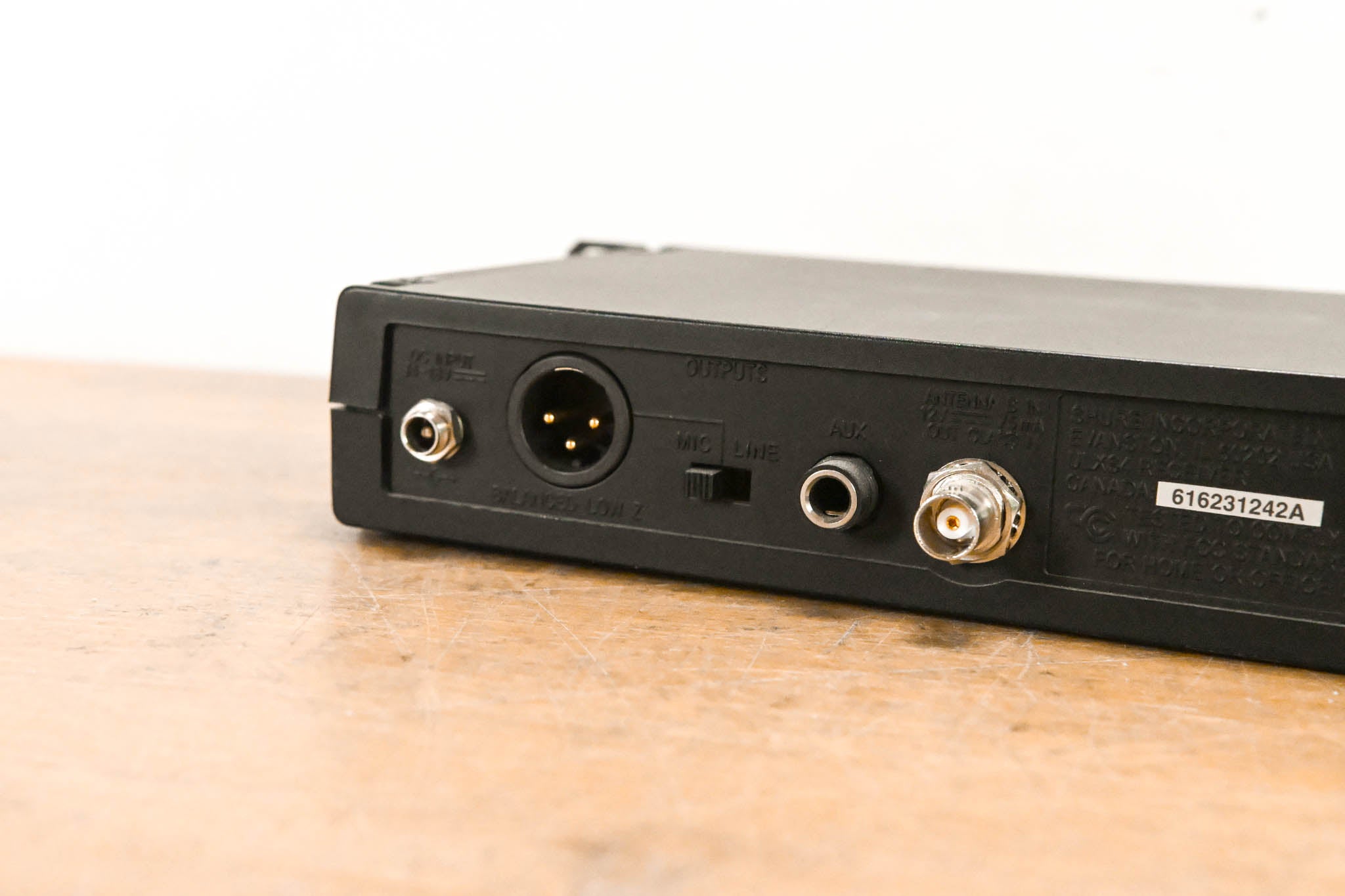 Shure ULXS4 Wireless Receiver - M1 Band: 662-698 MHz (NO POWER SUPPLY)