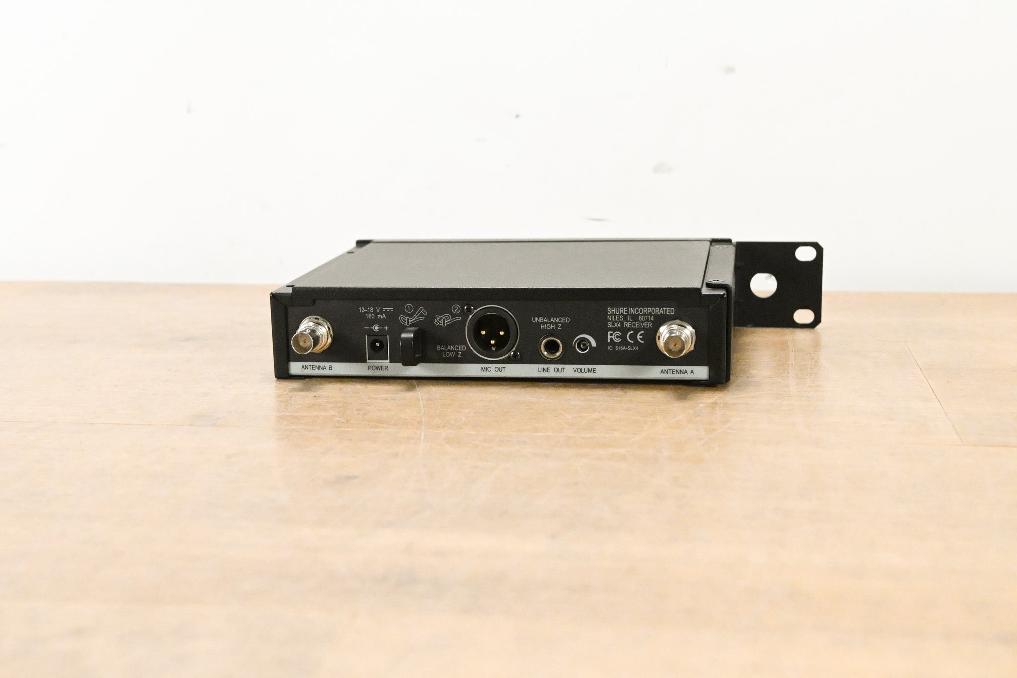 Shure SLX4 Wireless Receiver - J3 Band: 572-596 MHz (NO POWER SUPPLY)