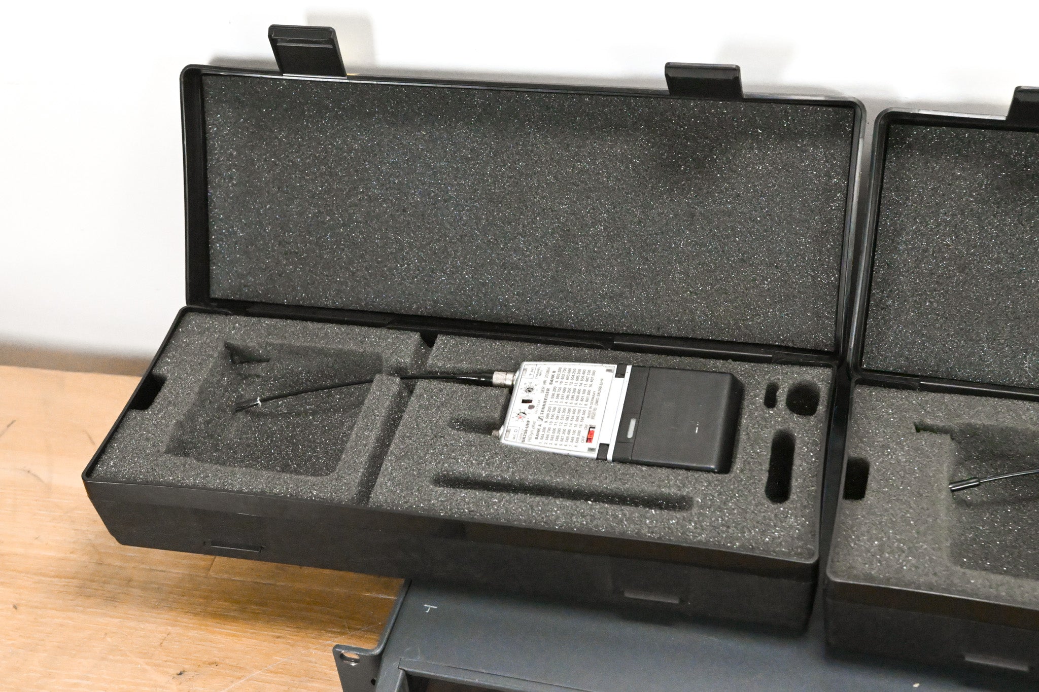 Sennheiser EM 3032-U Mikroport Receiver w/ SK250 Bodypacks 584-608 MHz