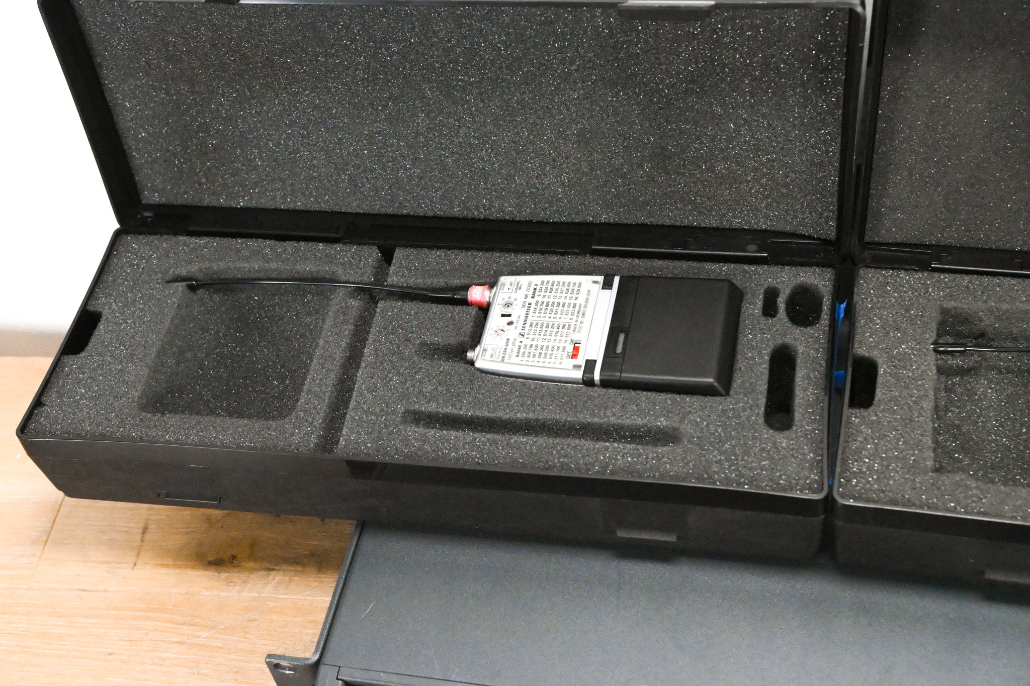 Sennheiser EM 3032-U Mikroport Receiver w/ SK250 Bodypacks 506-530 MHz