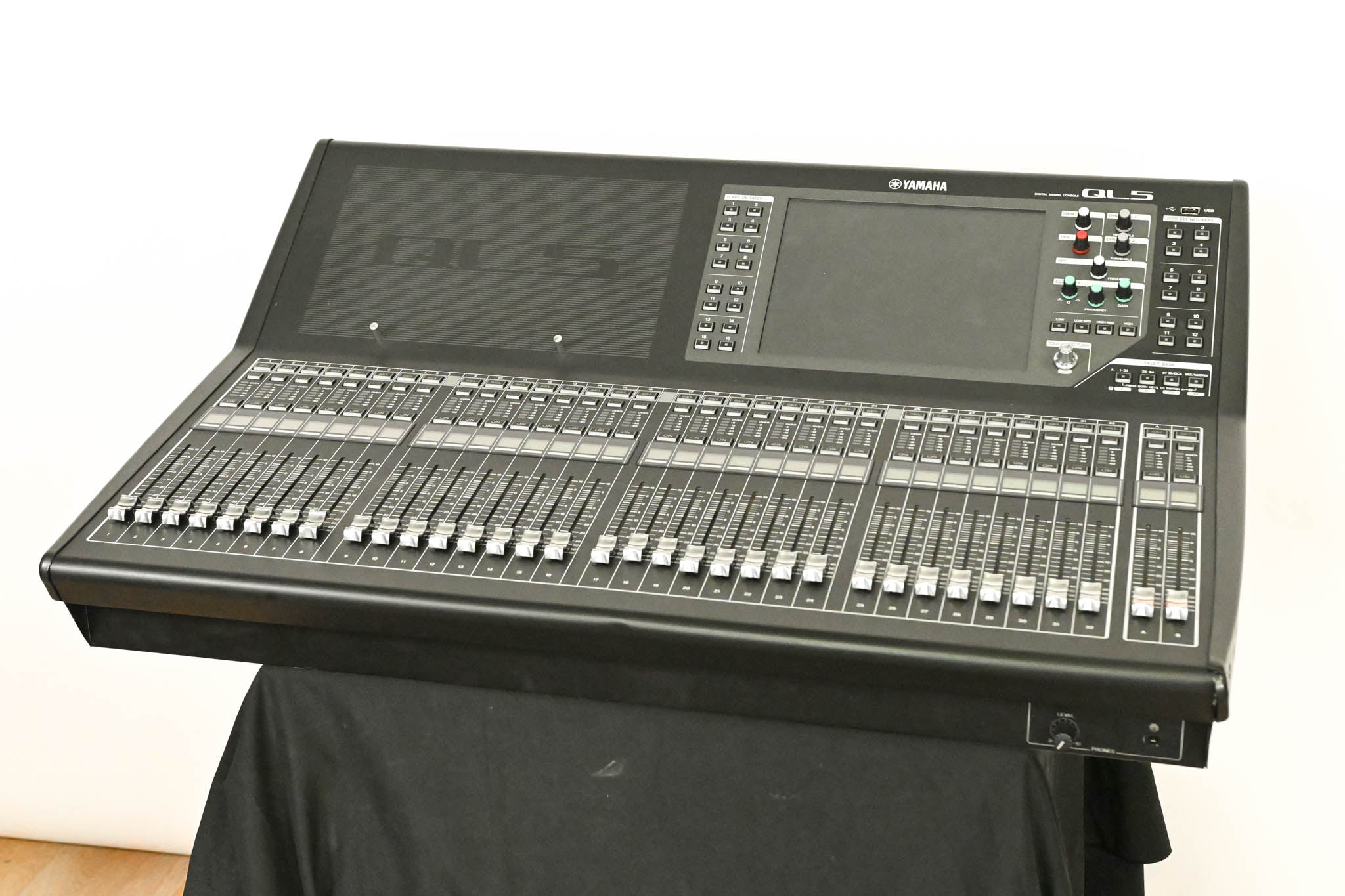 Yamaha QL5 64-Channel Digital Audio Mixing Console