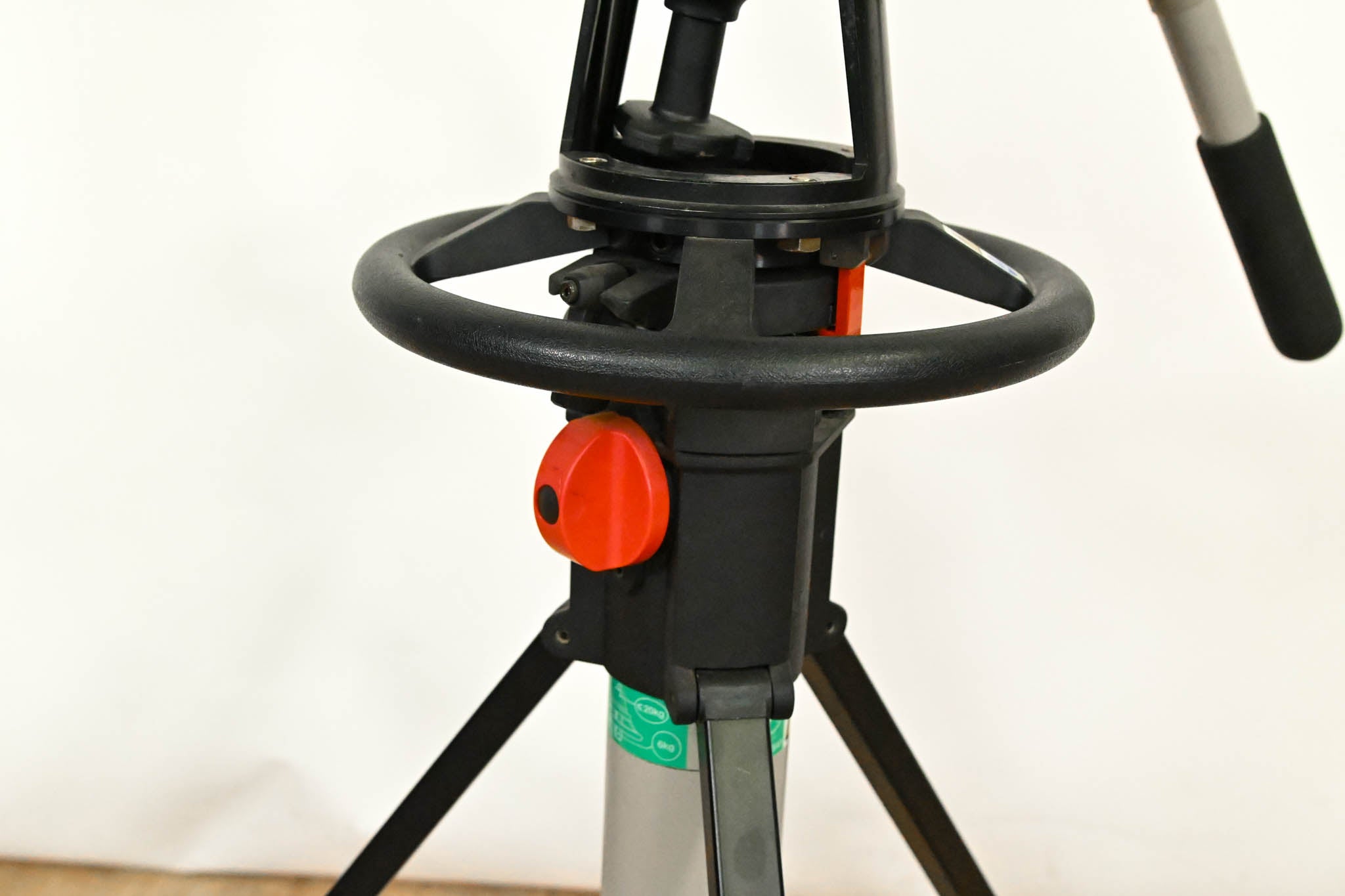 Vinten Vision 11 Fluid Head with 3320 Vision Pedestal