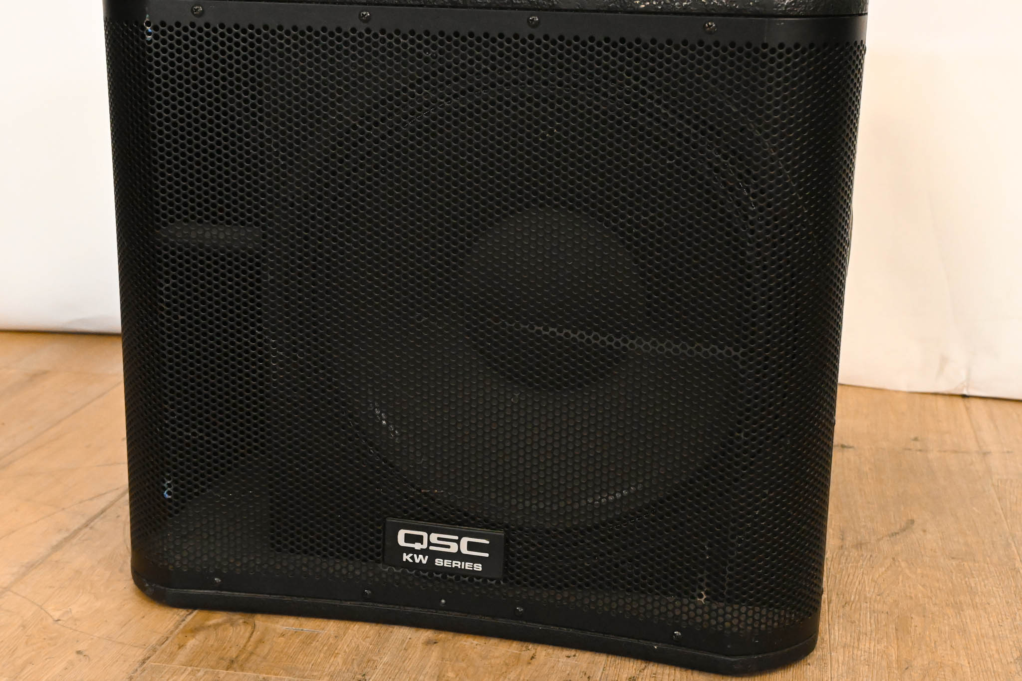 QSC KW181 1000W 18" Powered Subwoofer