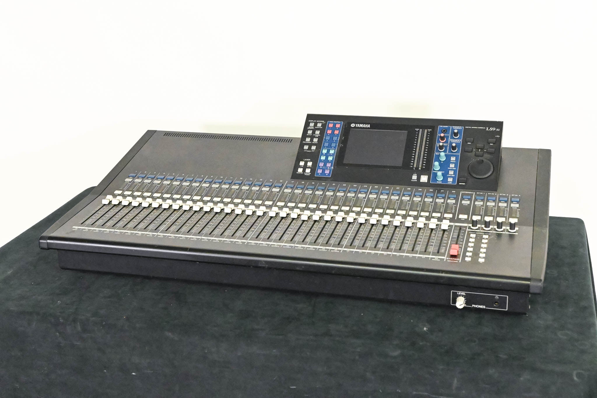 Yamaha LS9-32 32-Input Digital Mixing Console
