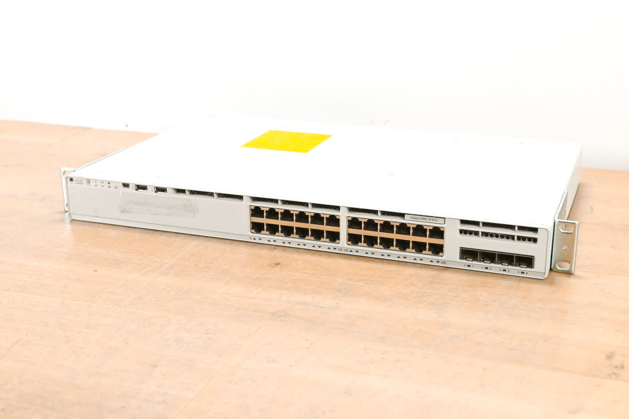 Cisco Catalyst C9200L-24T-4G-E V01 24-Port PoE+ Switch with 4x1G Uplinks