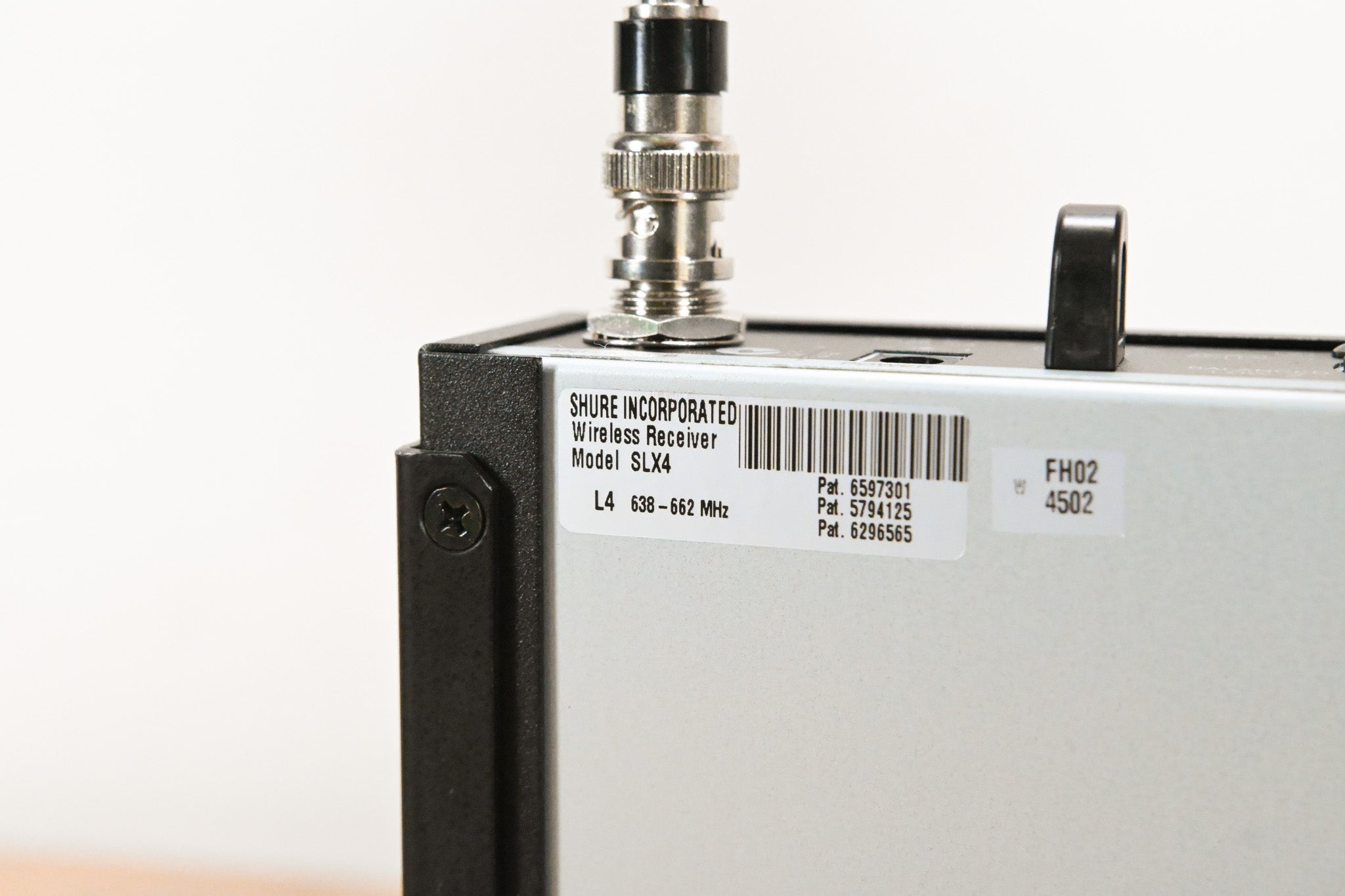 Shure SLX4 Wireless Receiver - L4 Band: 638-662 MHz (NO POWER SUPPLY)