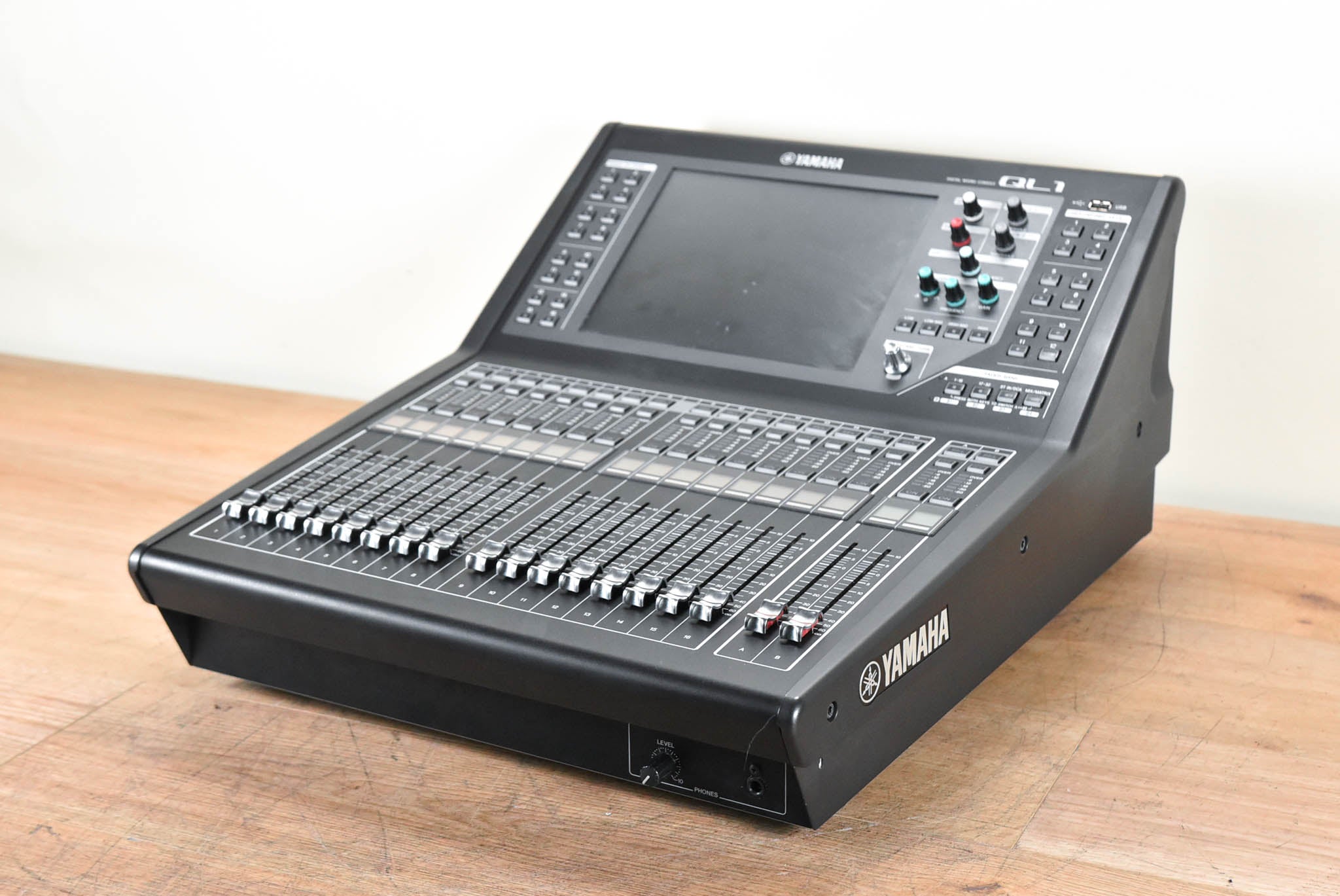 Yamaha QL1 16-Input / 8-Output Digital Mixing Console