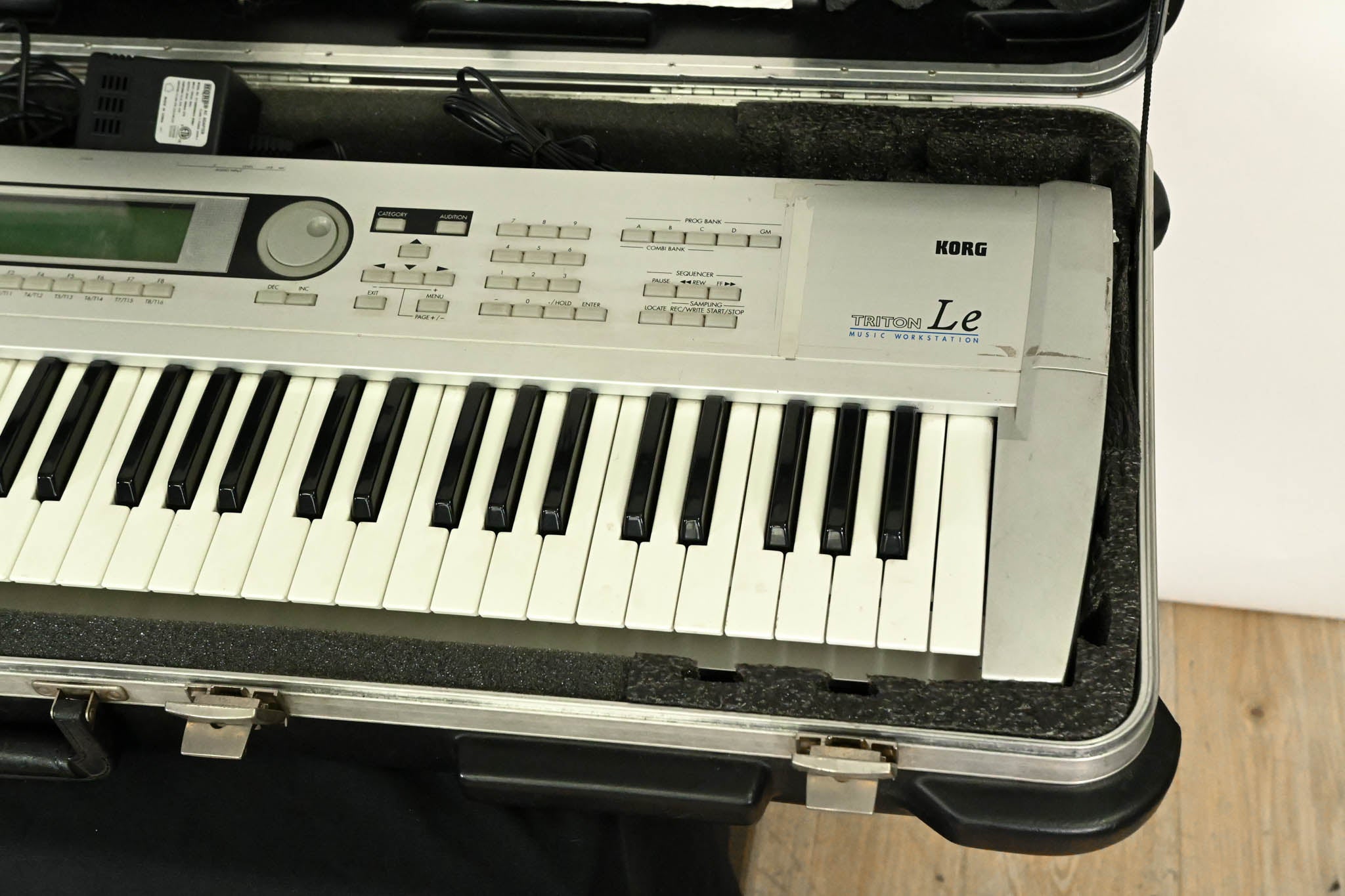Korg TRITON Le 61-Key Music Workstation Keyboard with Case