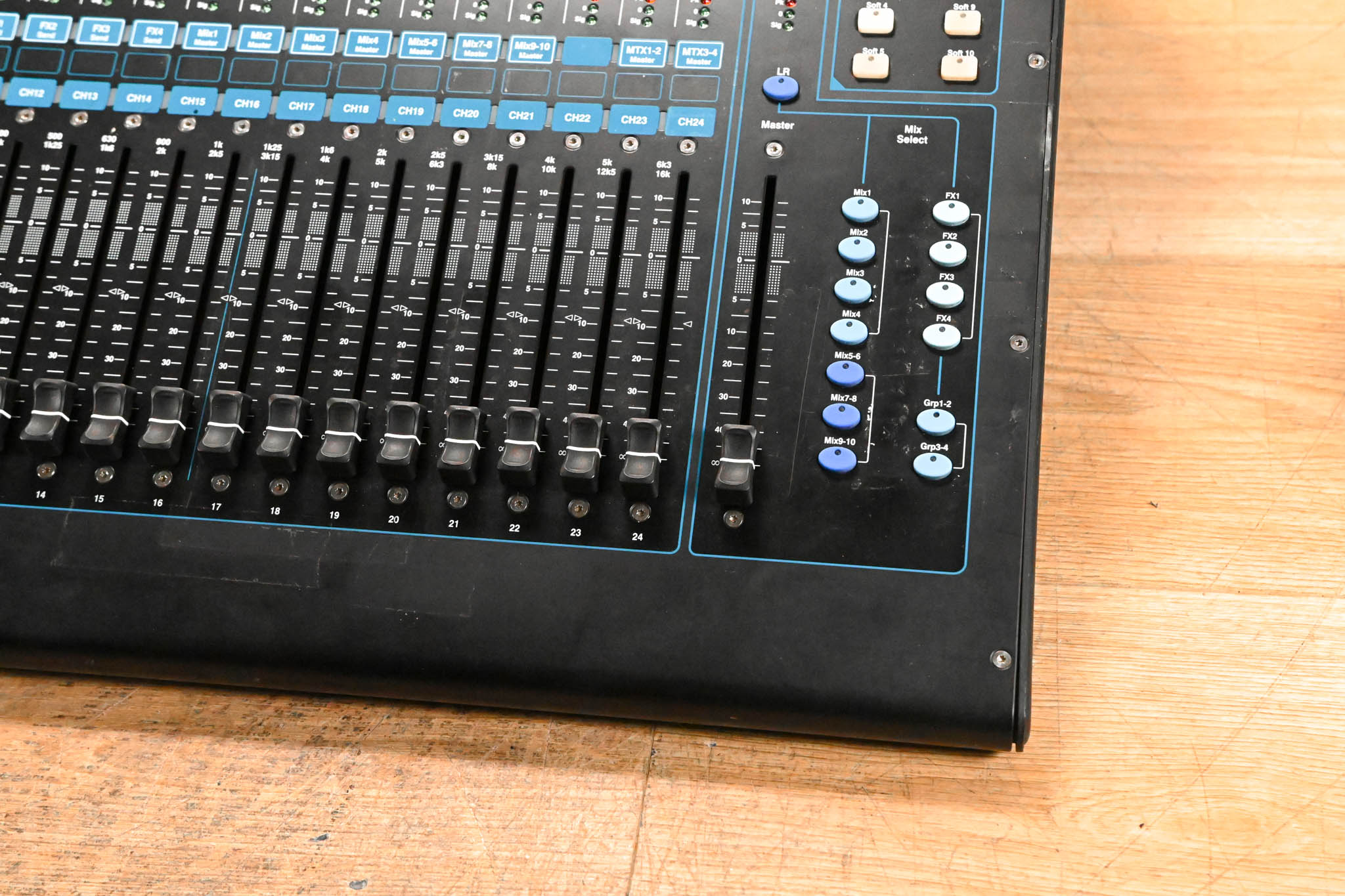 Allen & Heath Qu-24 24-Channel Digital Mixing Console