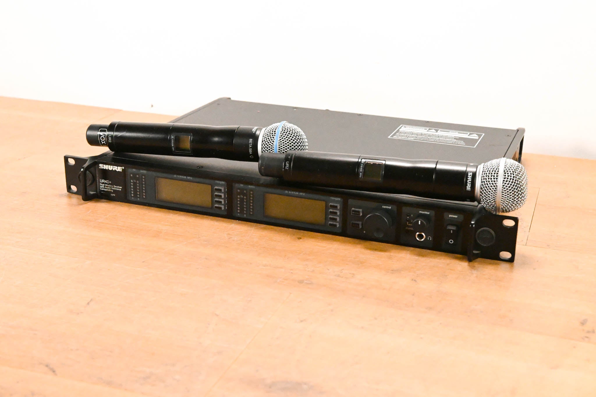 Shure UR4D+ Dual Wireless Receiver with UR2/BETA58A Mic Pair - J5 Band
