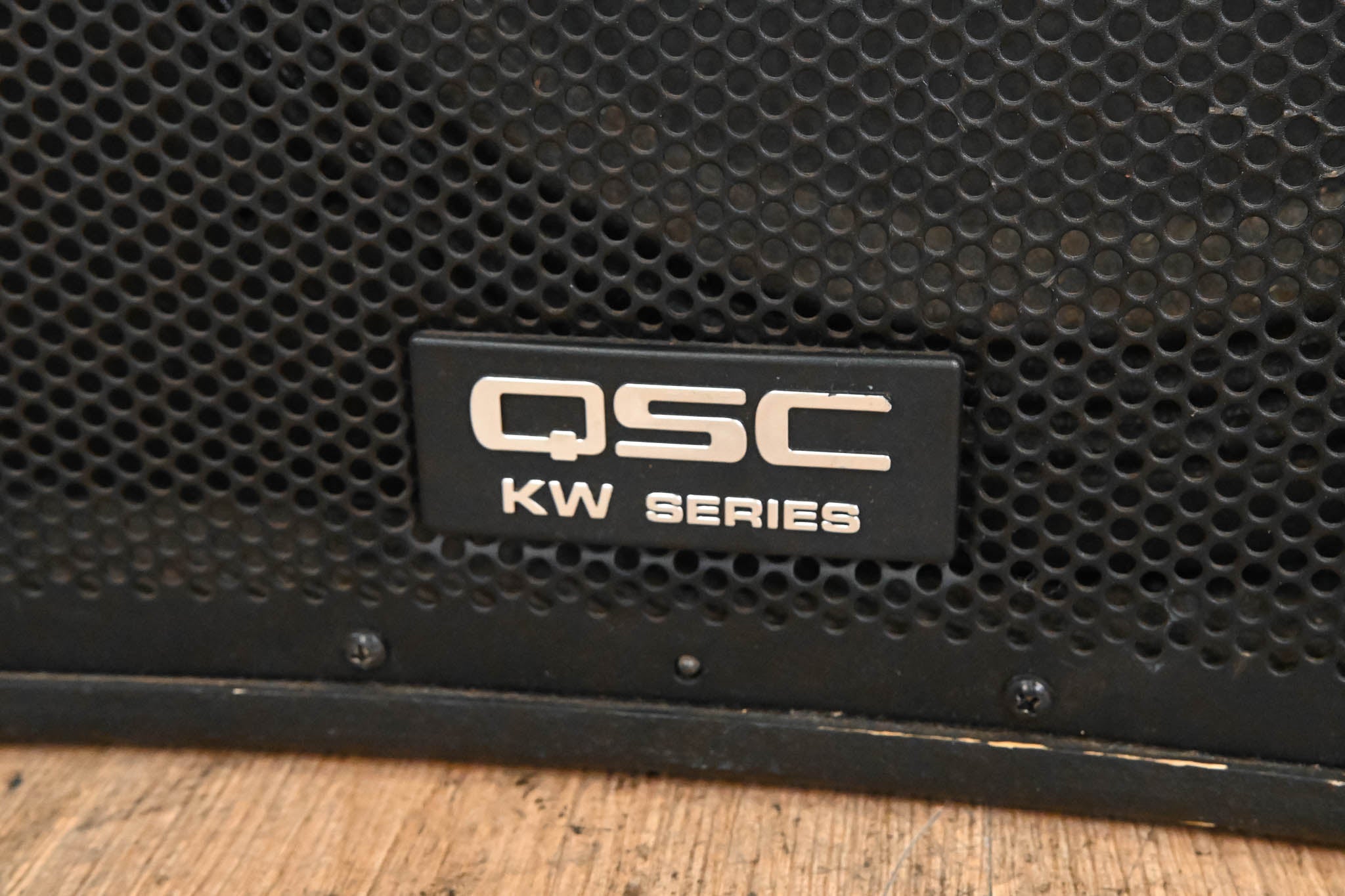 QSC KW181 1000W 18" Powered Subwoofer