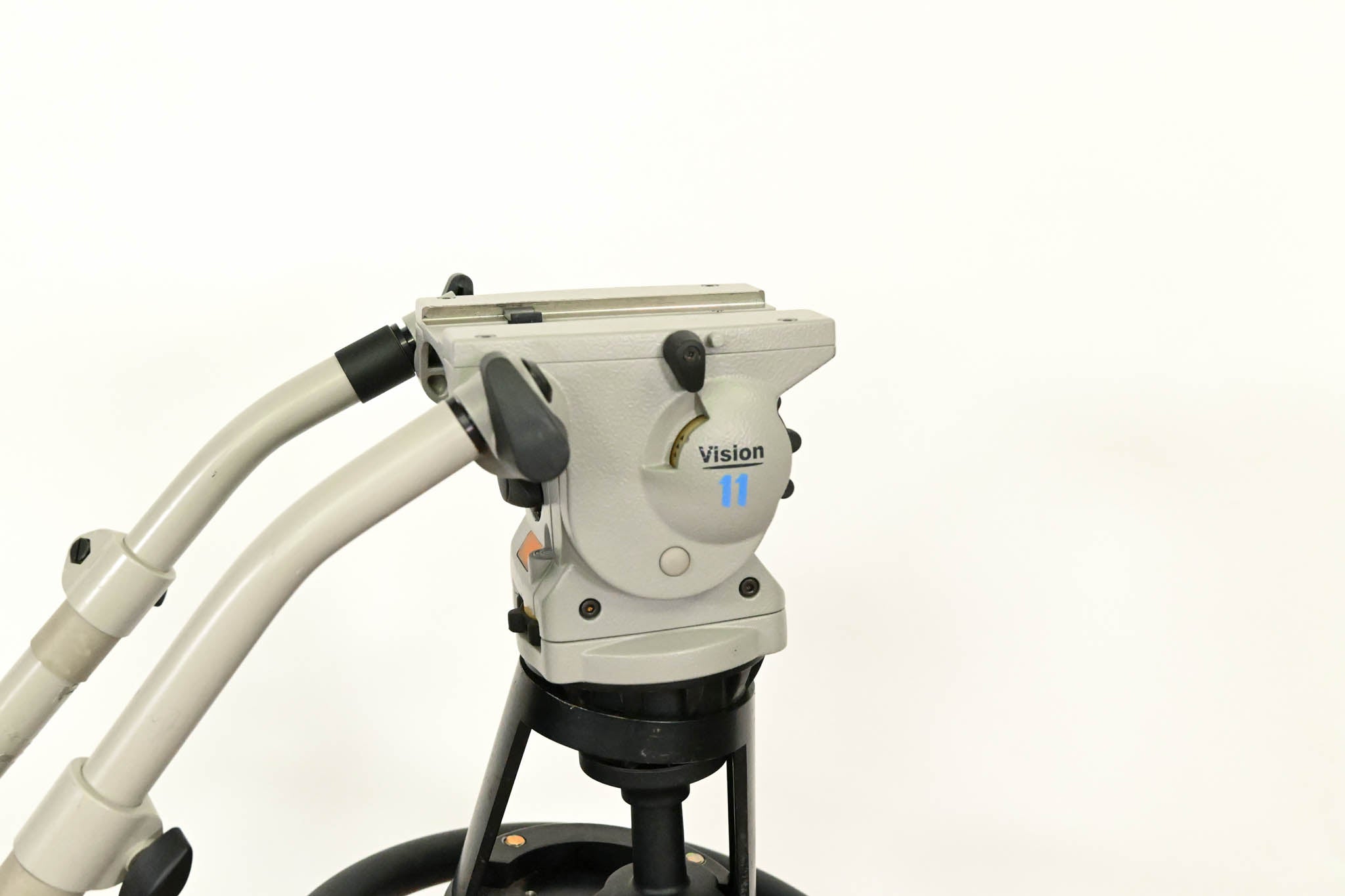 Vinten Vision 11 Fluid Head with 3320 Vision Pedestal