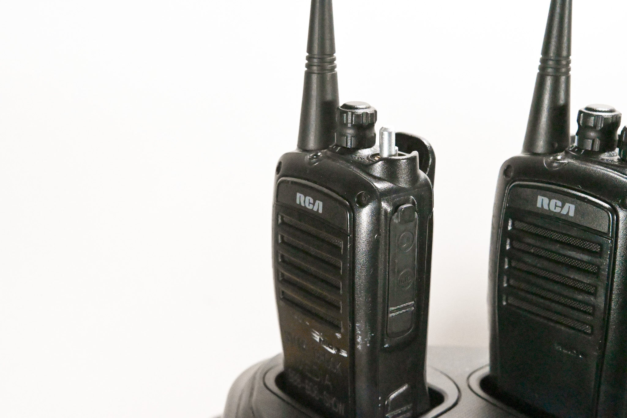 RCA BR250U Two-Way Radio 450-470MHz (6-Pack w/ Charger & Batteries)