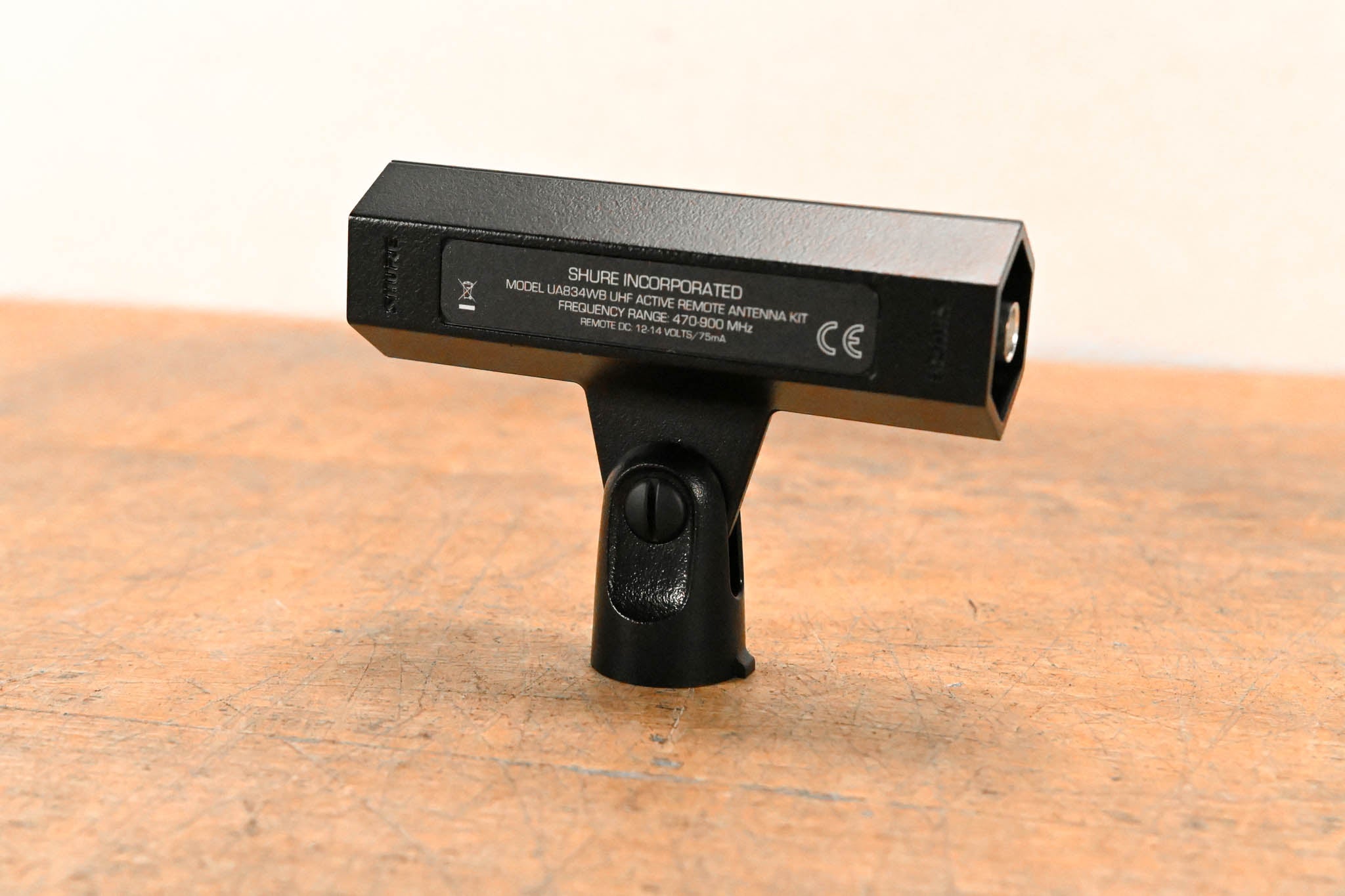 Shure UA834WB In-Line Antenna Amplifier with Stand