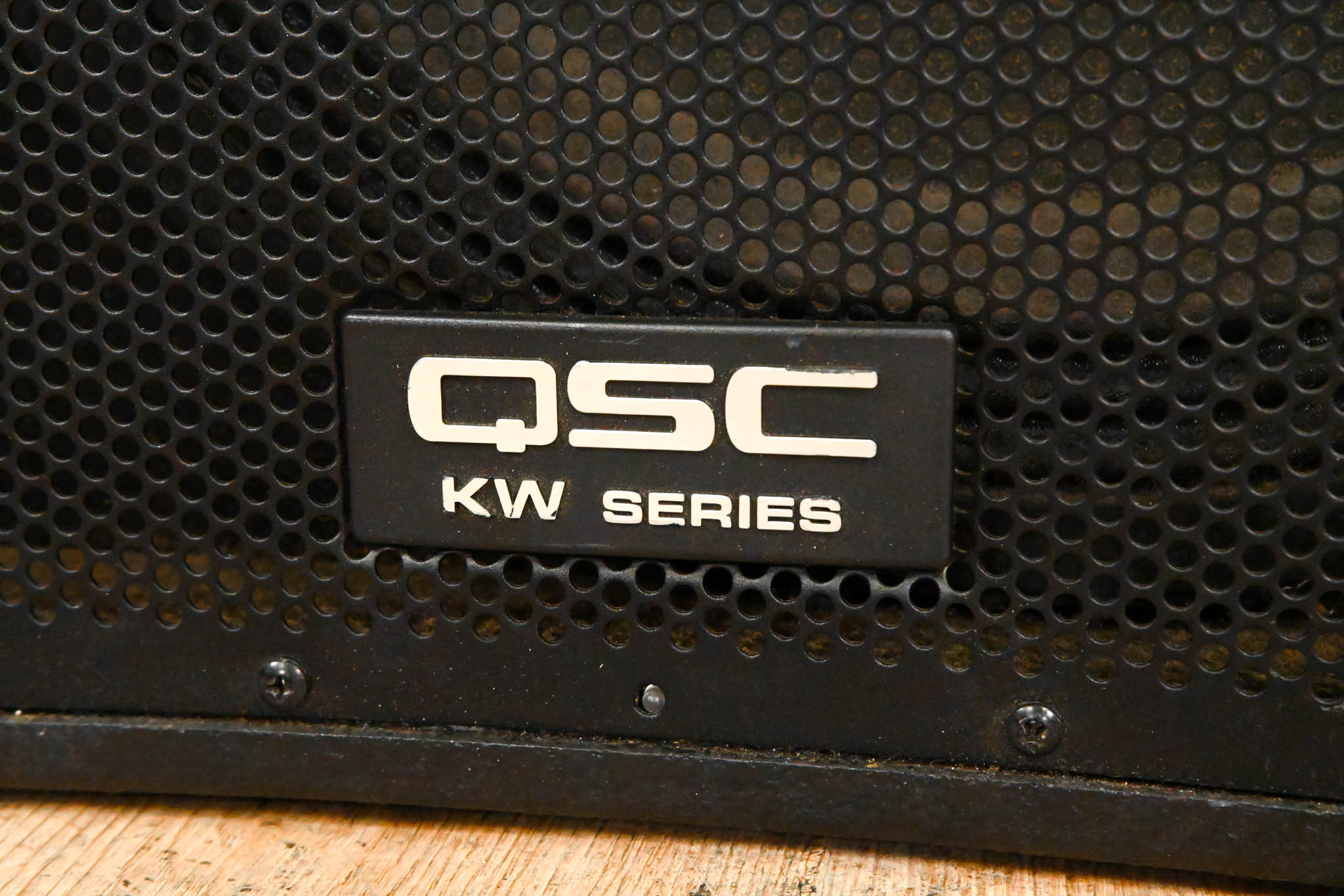 QSC KW181 1000W 18" Powered Subwoofer