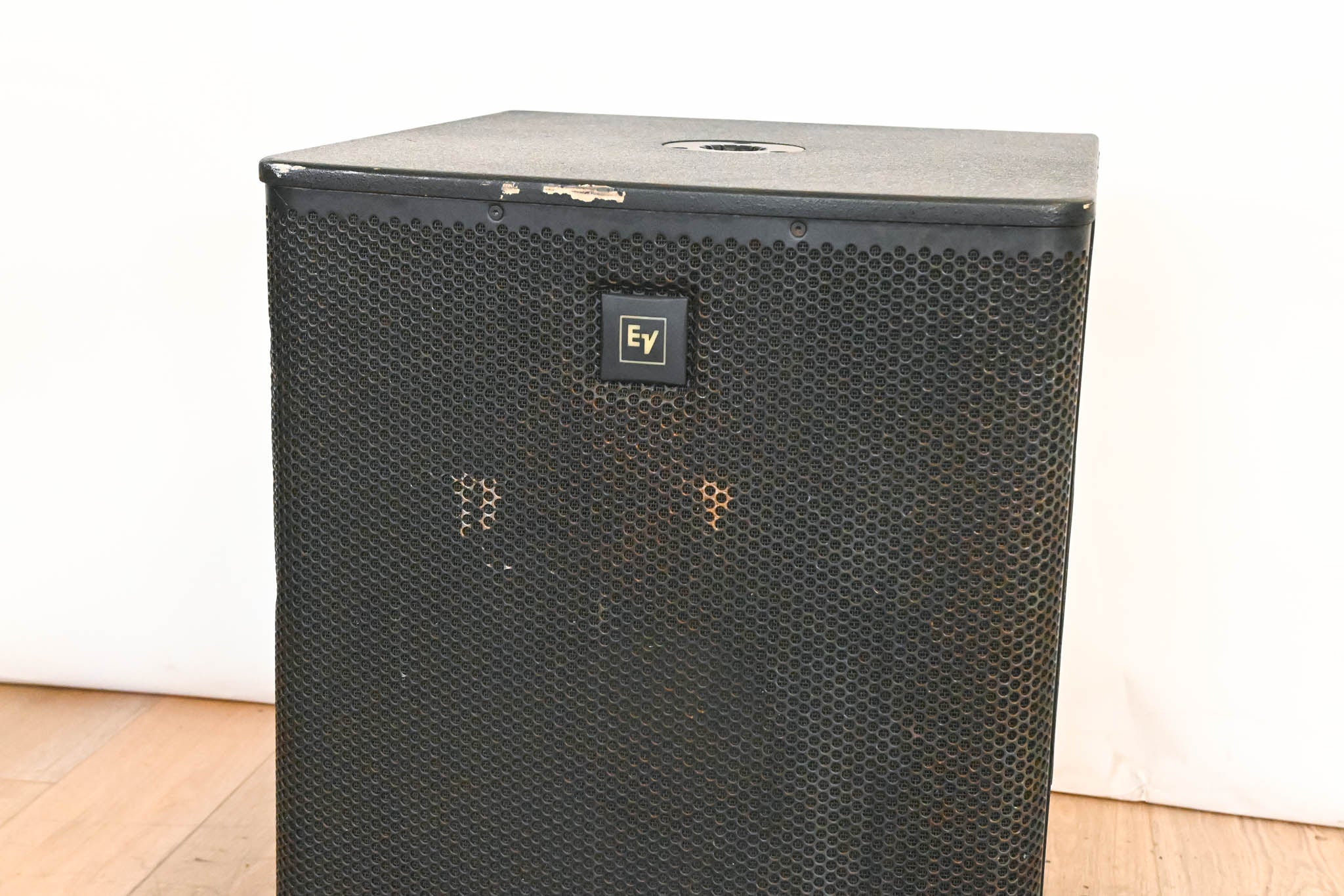 Electro-Voice (EV) ELX118P 700W 18" Powered Subwoofer