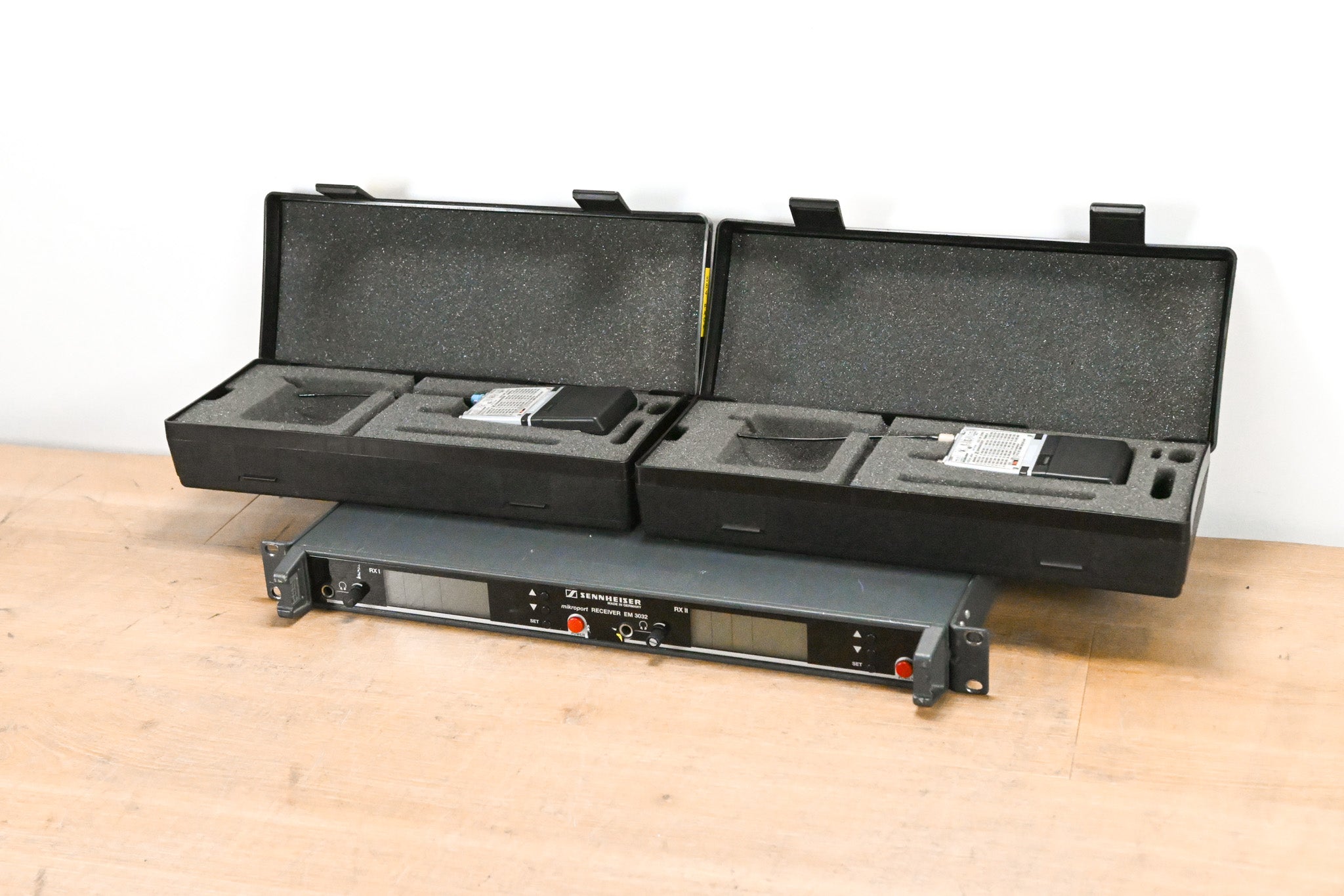 Sennheiser EM 3032-U Mikroport Receiver w/ SK250 Bodypacks 584-608 MHz