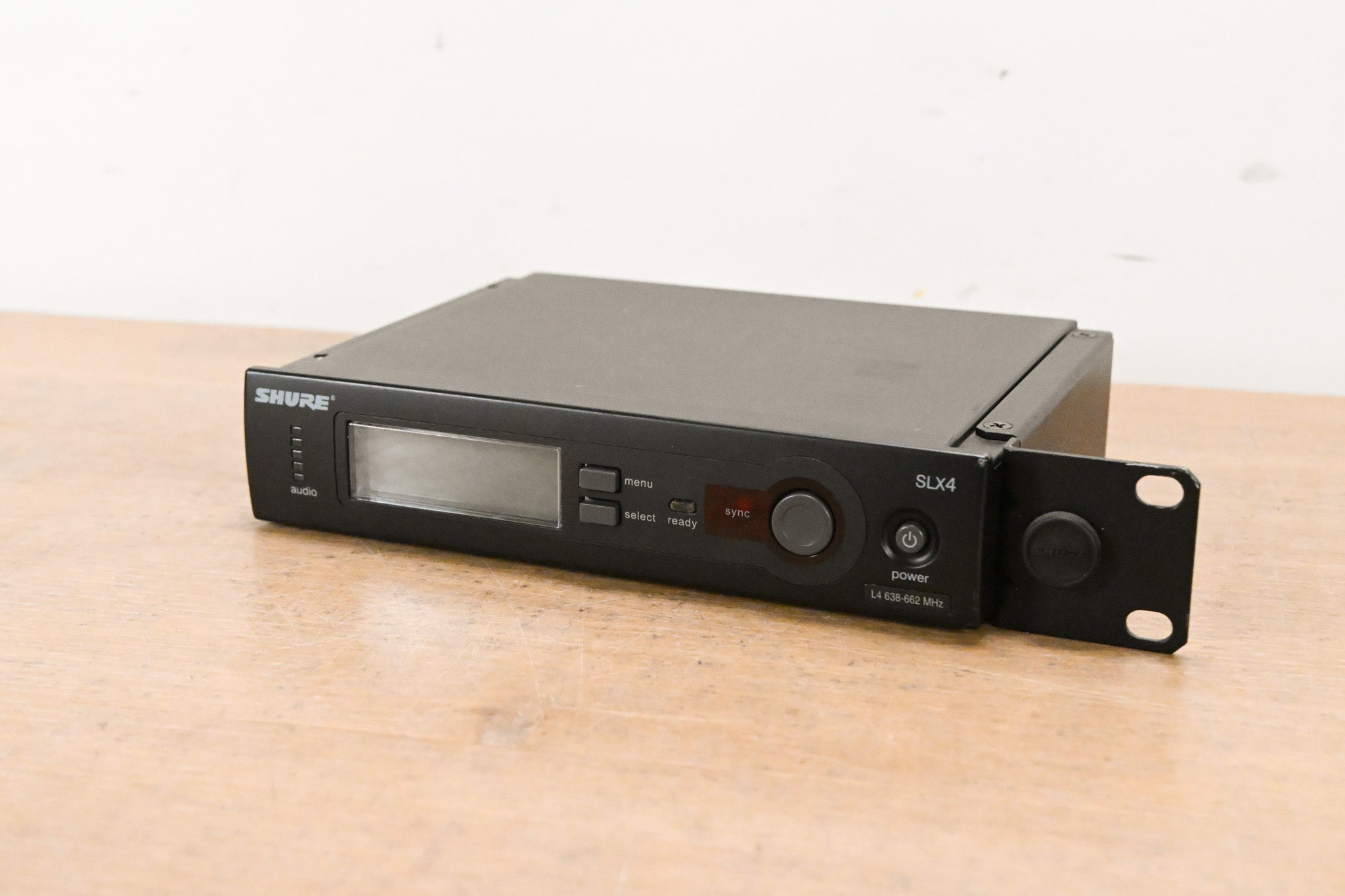 Shure SLX4 Wireless Receiver - L4 Band: 638-662 MHz (NO POWER SUPPLY)