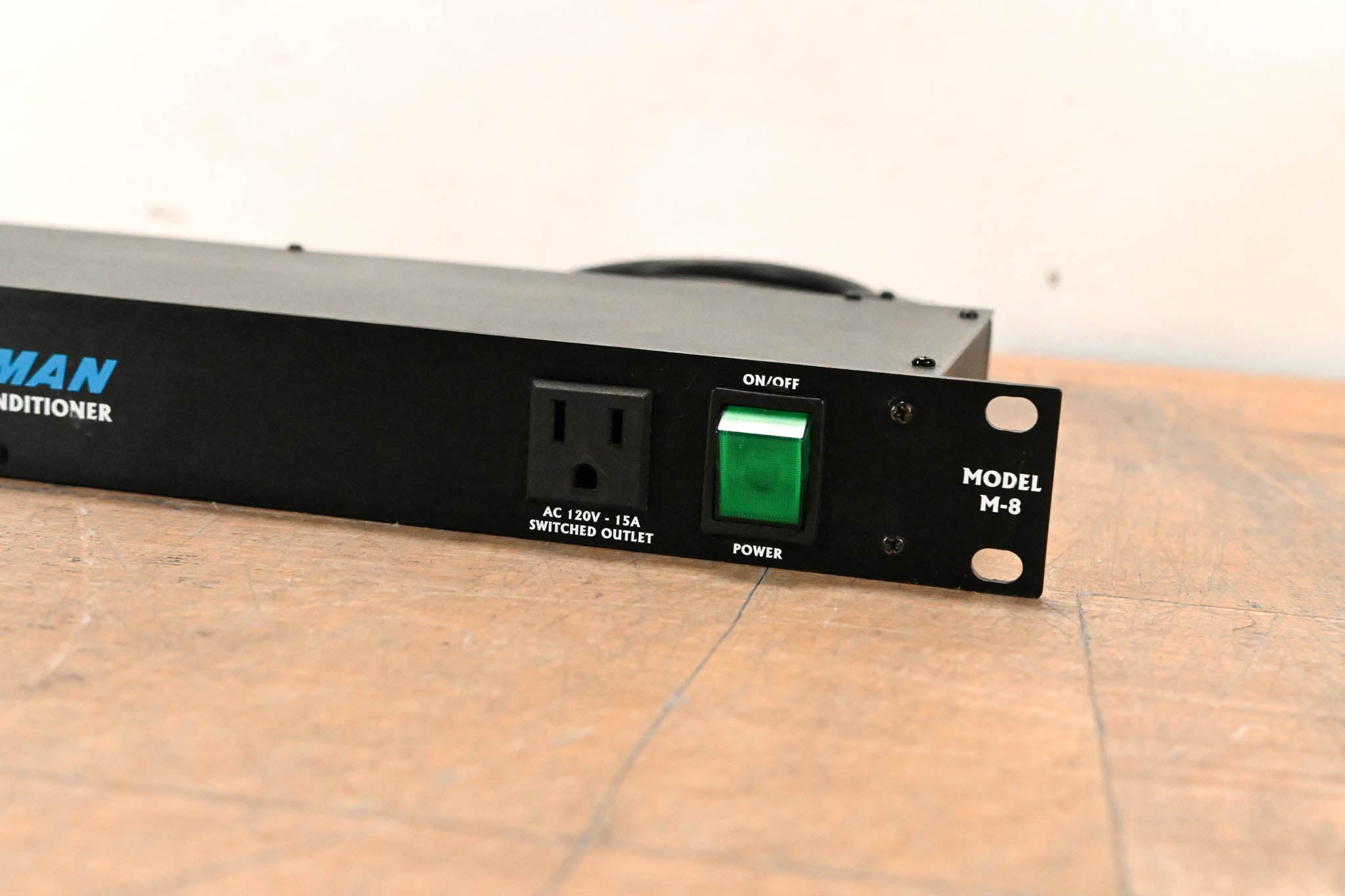Furman M-8 8-Outlet Power Conditioner