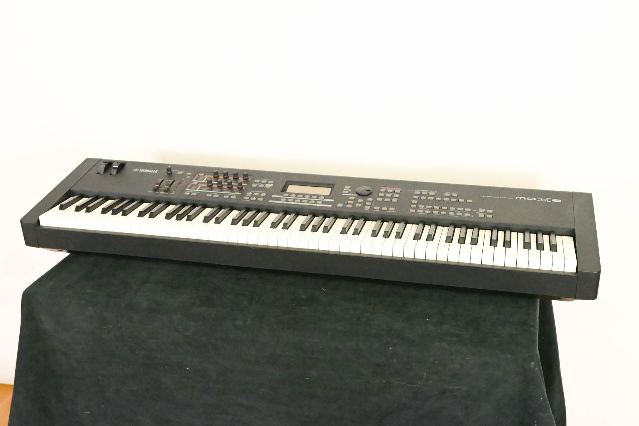 Yamaha MOX8 88-Key Synthesizer Workstation (NO POWER SUPPLY)