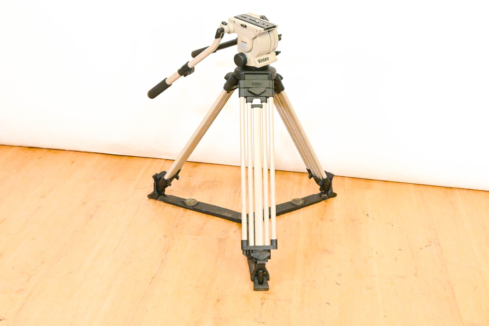 Vinten Vision 12 SD Fluid Head with Aluminum Tripod