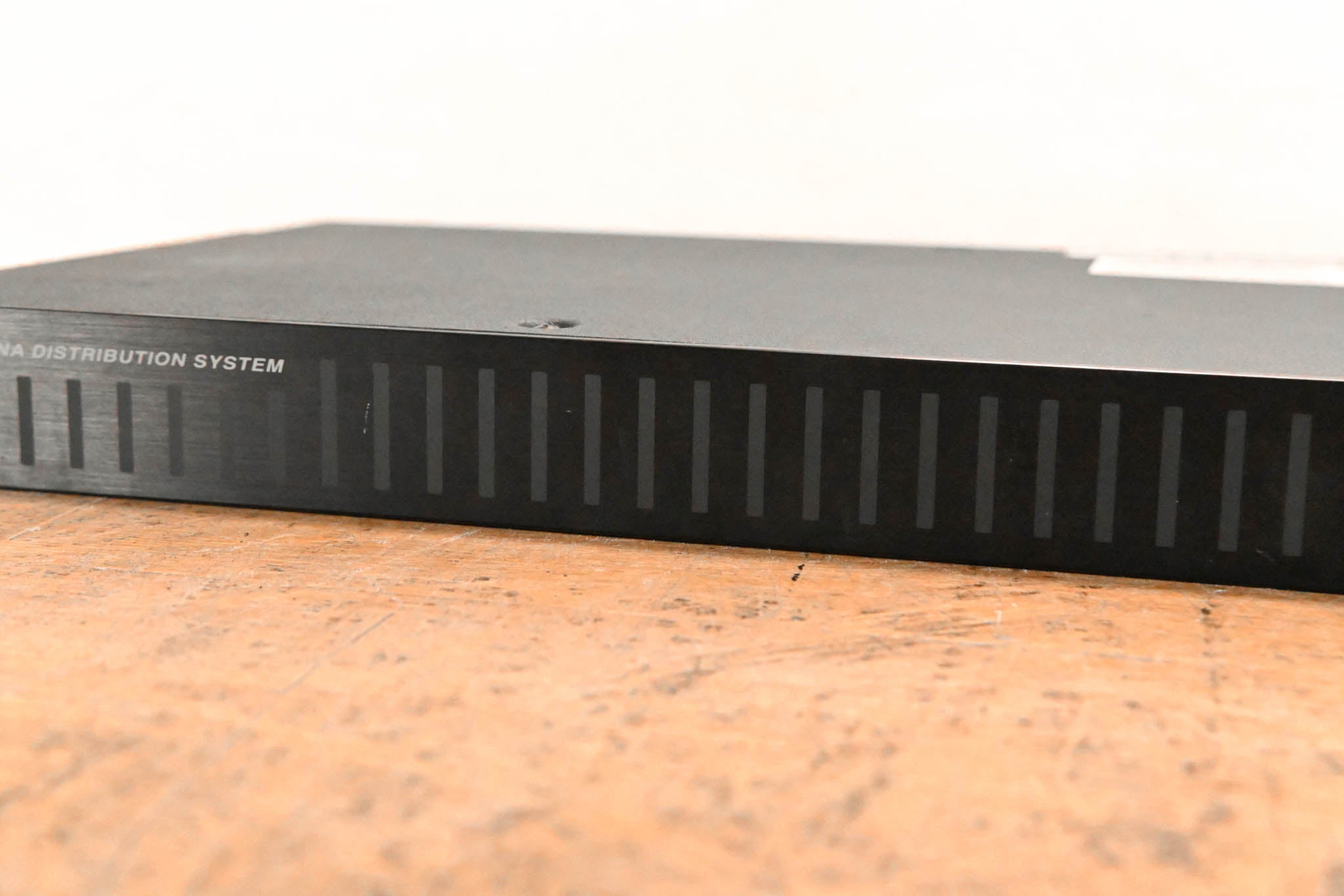 Shure UA845-UB UHF Antenna Distribution System - 692-716 MHz