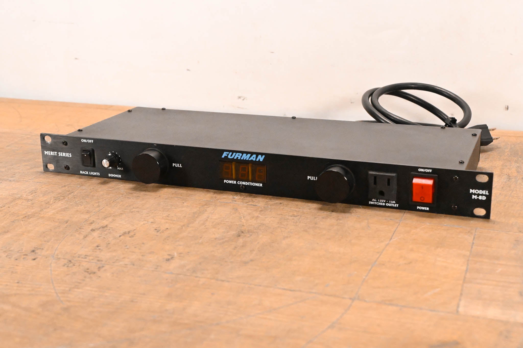 Furman M-8D 9-Outlet Power Conditioner With Lights