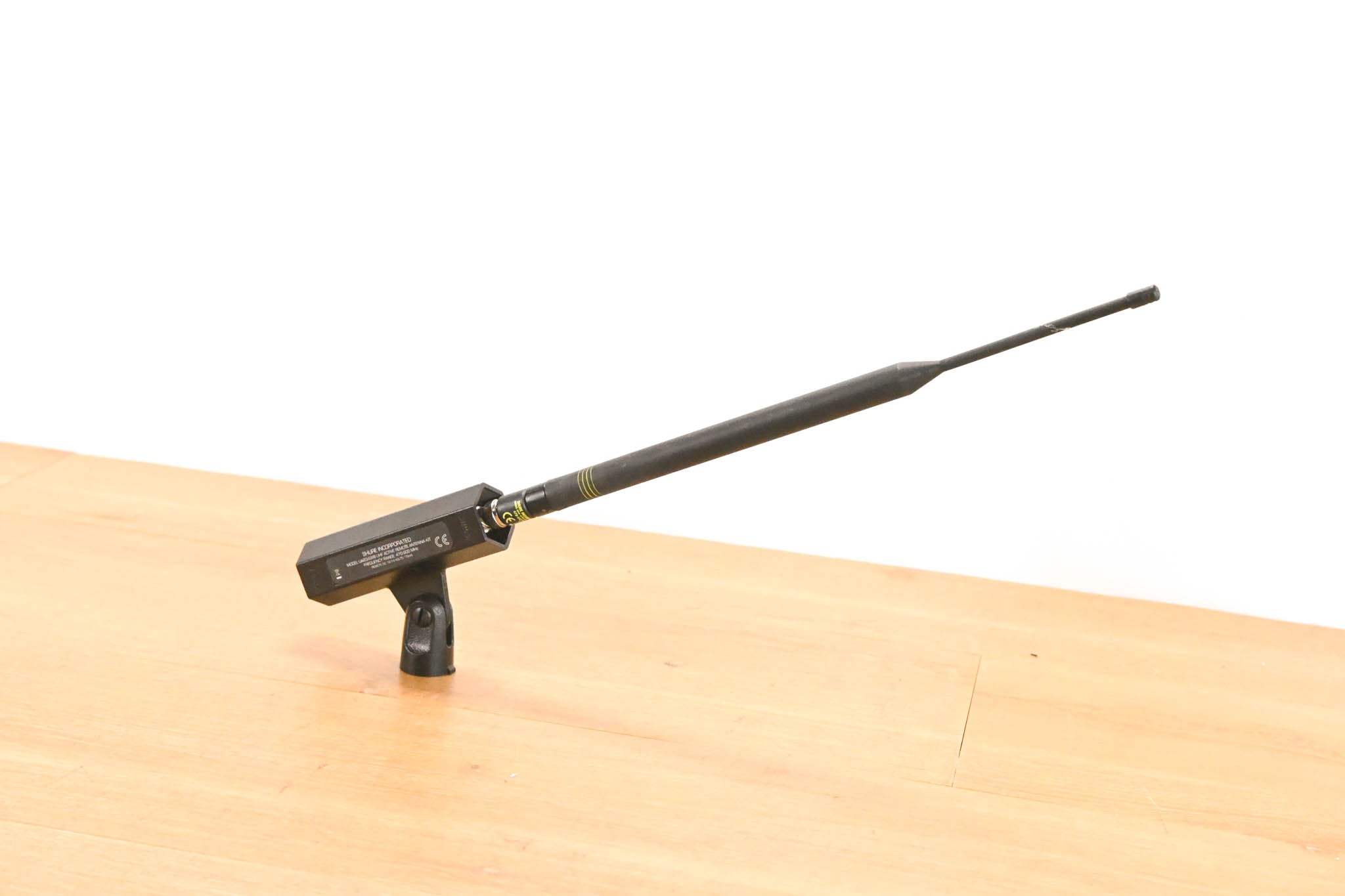 Shure UA834WB In-Line Antenna Amplifier with Stand - 470-900 MHz