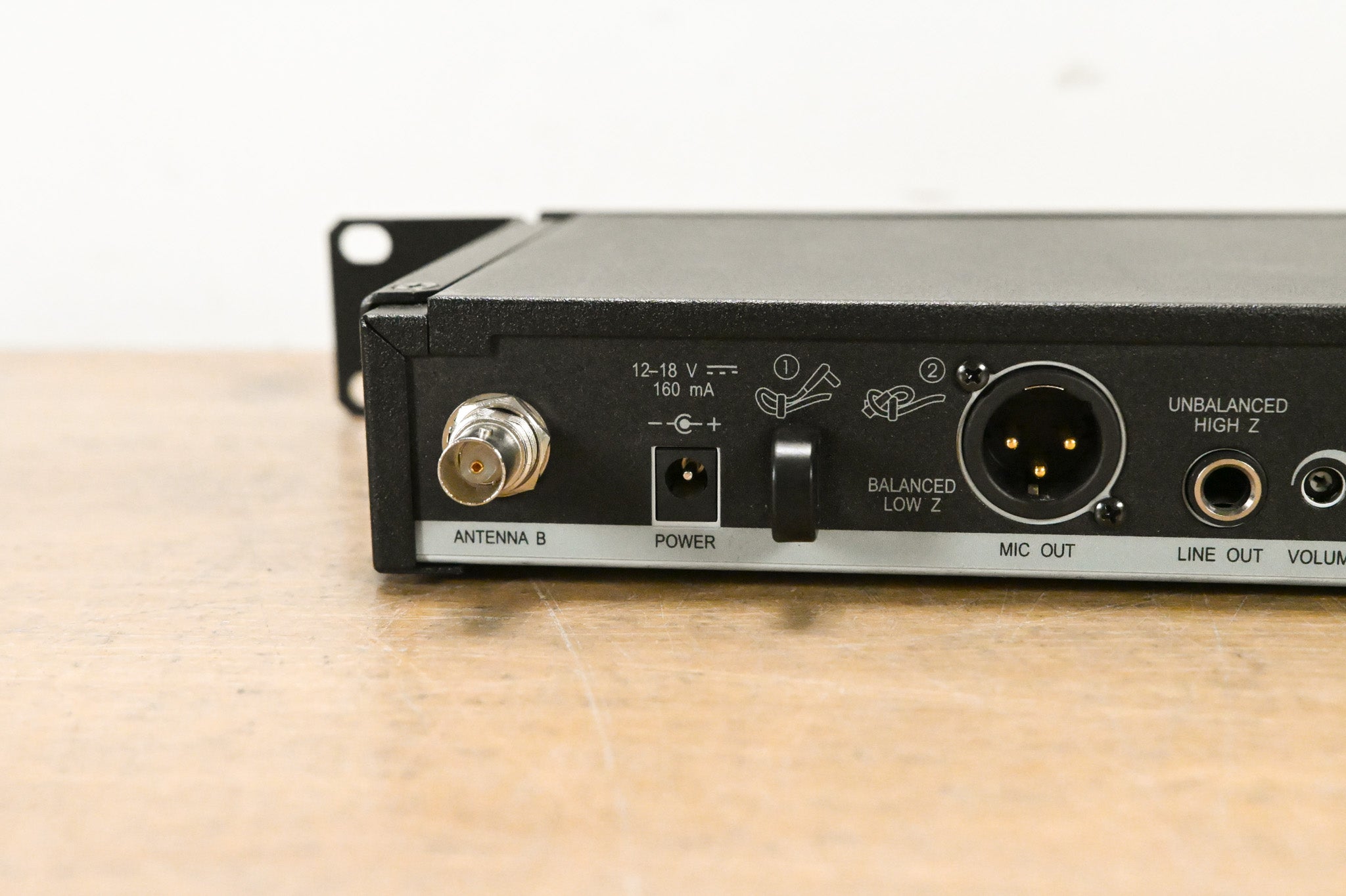 Shure SLX4 Wireless Receiver - J3 Band: 572-596 MHz (NO POWER SUPPLY)