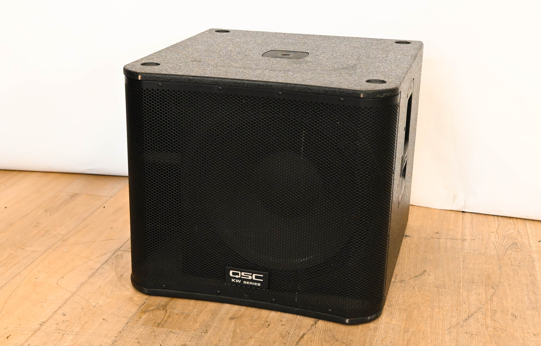 QSC KW181 1000W 18" Powered Subwoofer