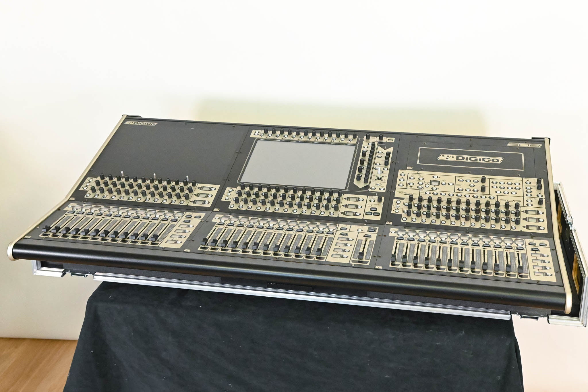 DiGiCo SD8 120-Channel Digital Mixing Console with Road Case