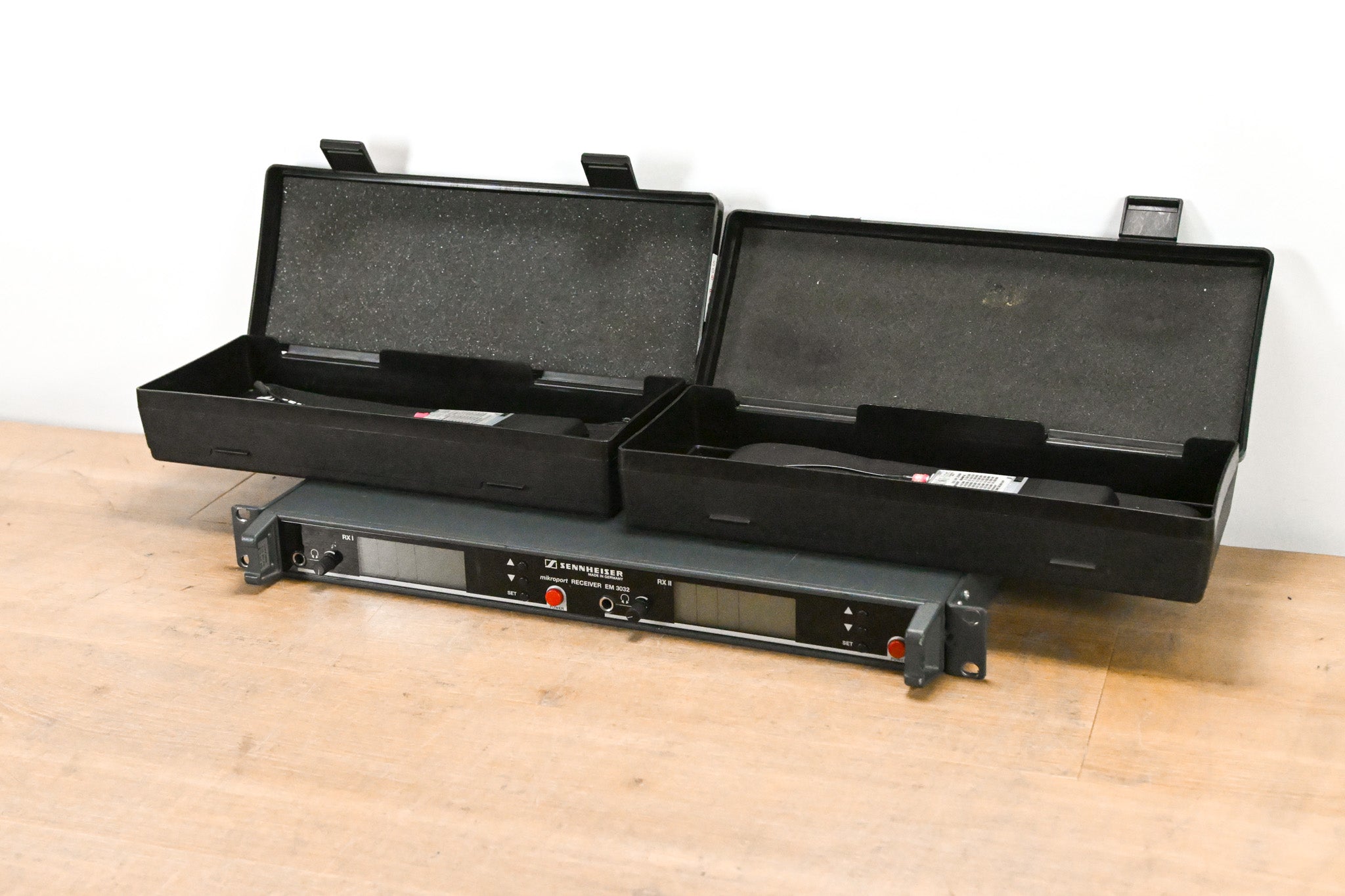 Sennheiser EM 3032-U Mikroport Receiver w/ SK250 Bodypacks 506-530 MHz