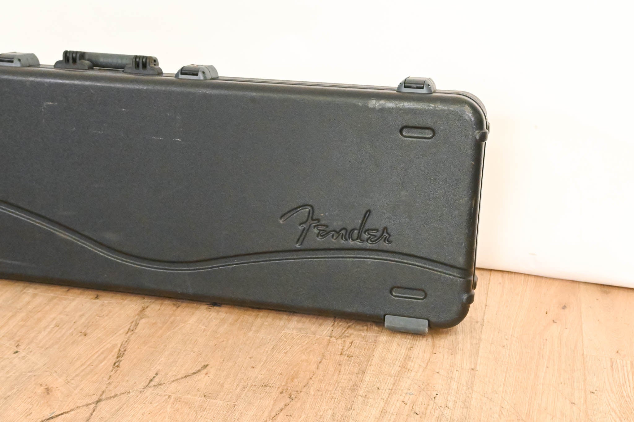 Fender Deluxe Molded Stratocaster/Telecaster Case - Black