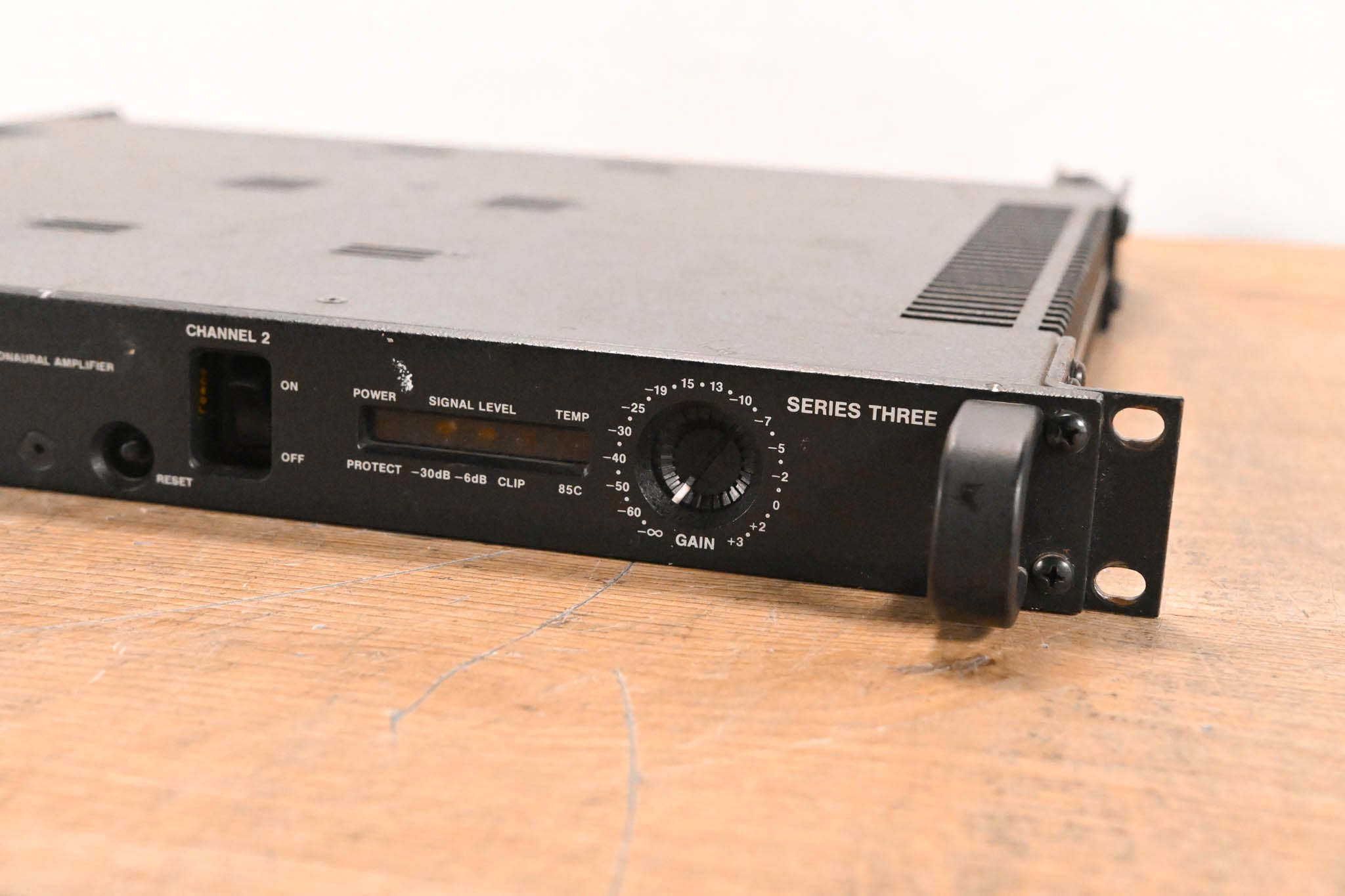 QSC 3200 Series Three 2-Channel Power Amplifier