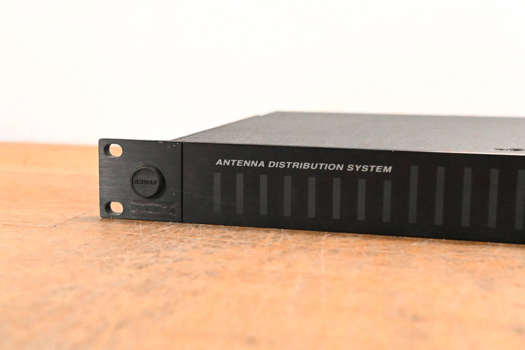 Shure UA845-UB UHF Antenna Distribution System - 692-716 MHz